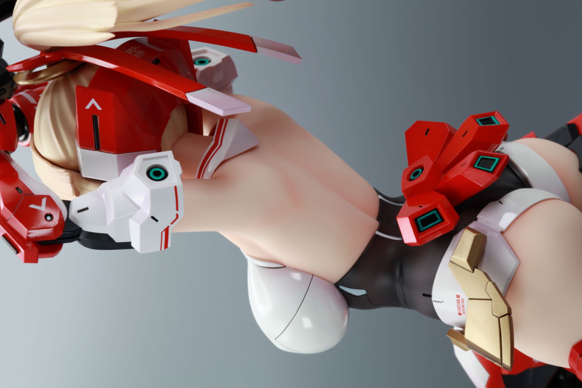 背中の背骨にあたる部分のへこみなどもしっかり造形されている