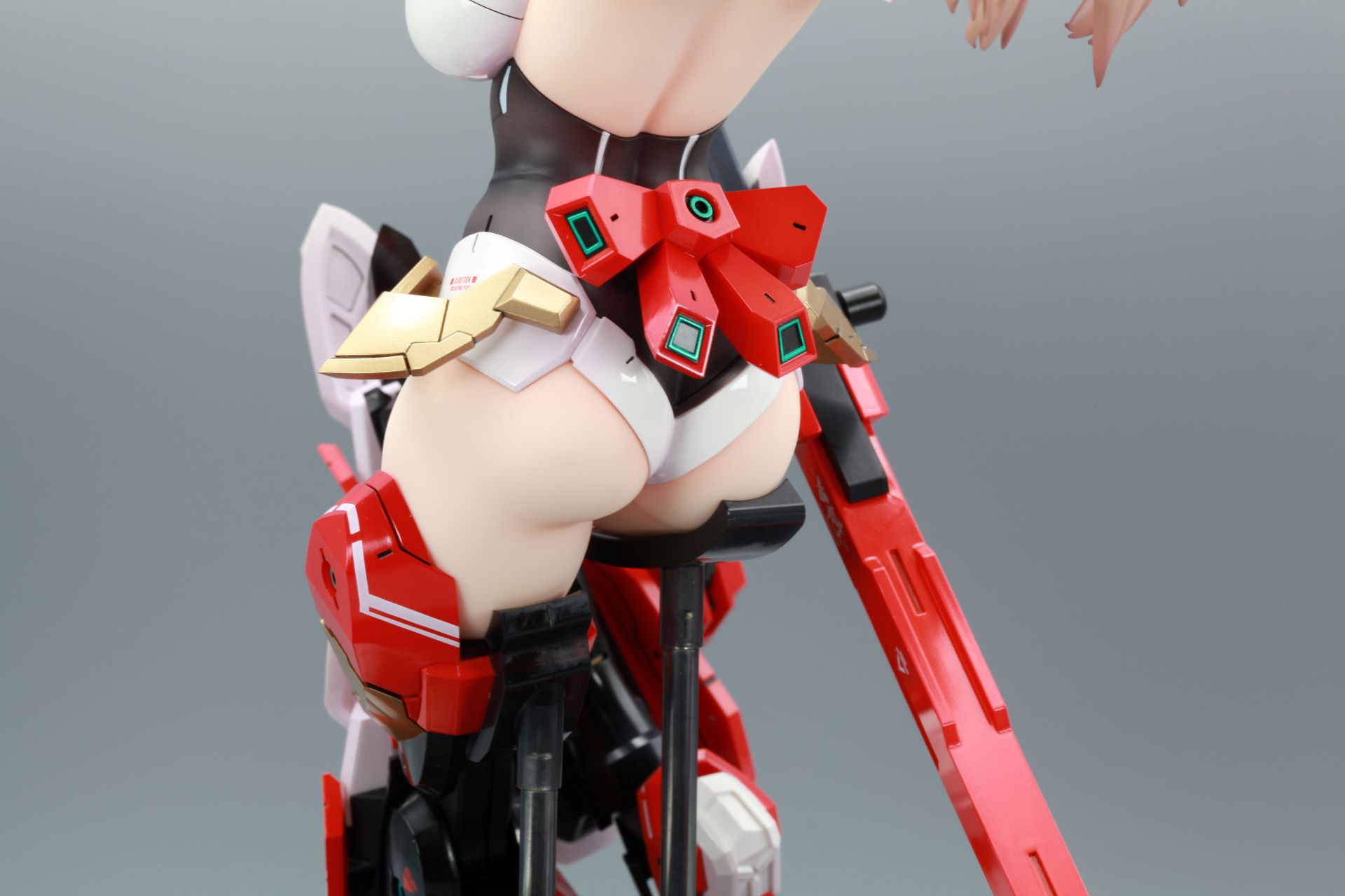 背部のリボン型装飾品も表現されている