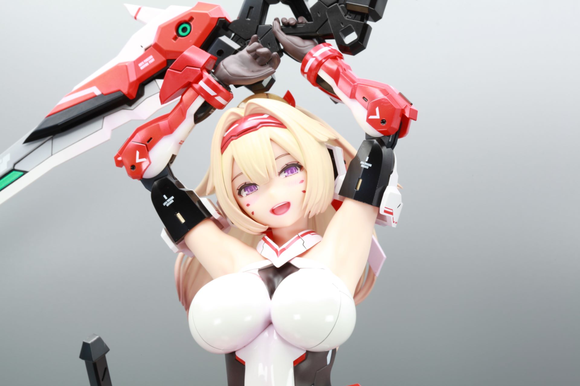 仰け反る姿勢のため、胸を主張した姿勢に