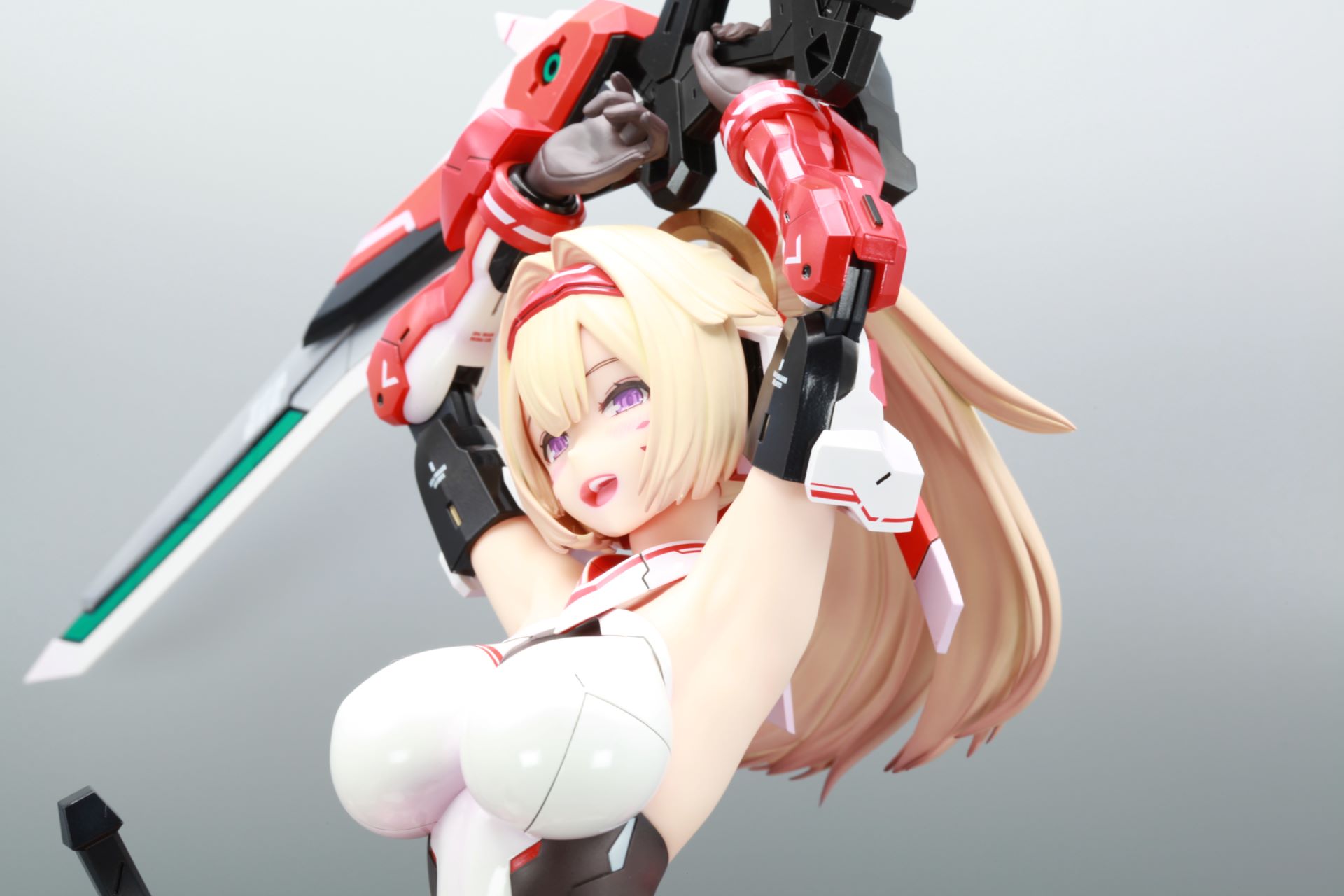 背後から見ても、両方から胸がはみ出すほどの大ボリューム