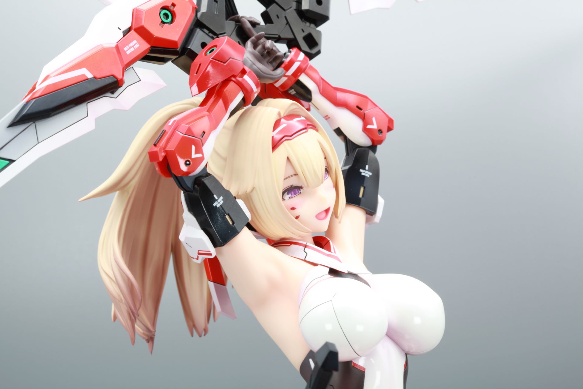 背後から見ても、両方から胸がはみ出すほどの大ボリューム