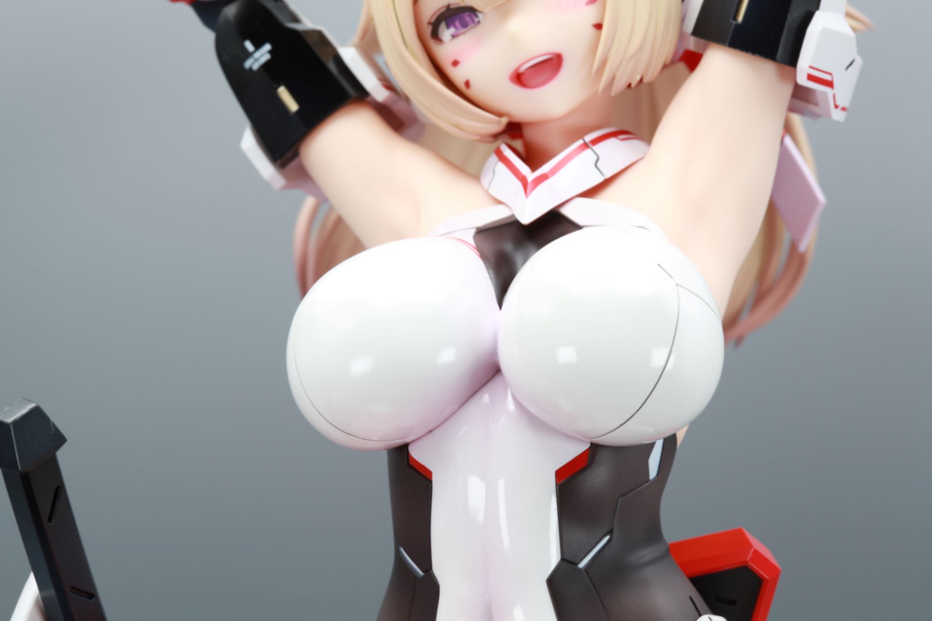 黒のインナーが境目となって胸をよりリアルに表現