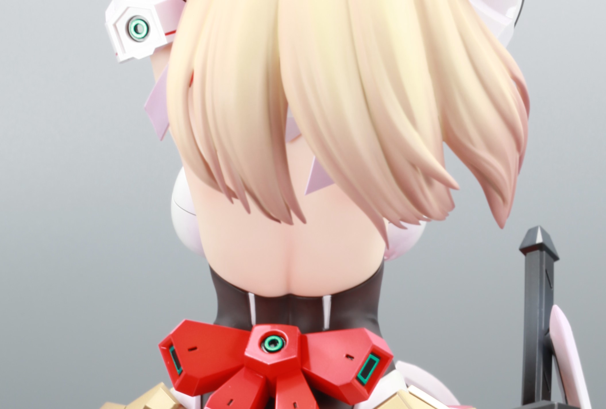 背後から見ても、両方から胸がはみ出すほどの大ボリューム