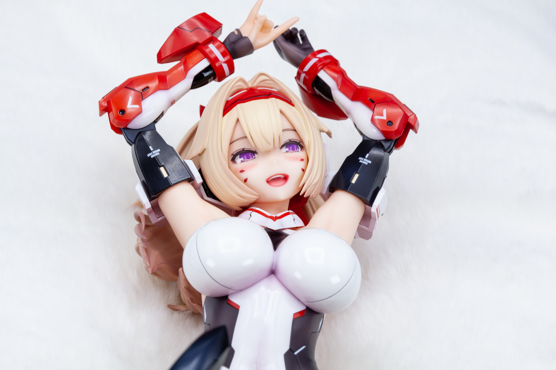 武装が無いので胸の張り具合もはっきりとわかる