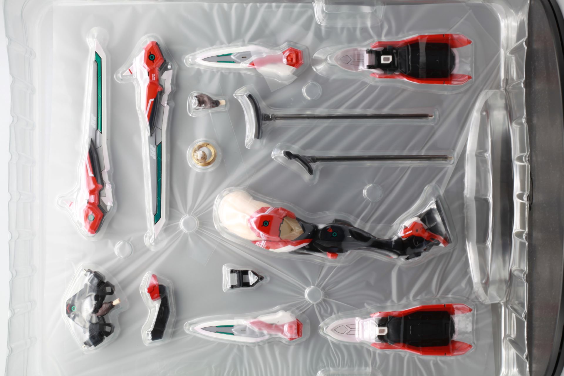 脚部装甲や弓など武装パーツが揃っている