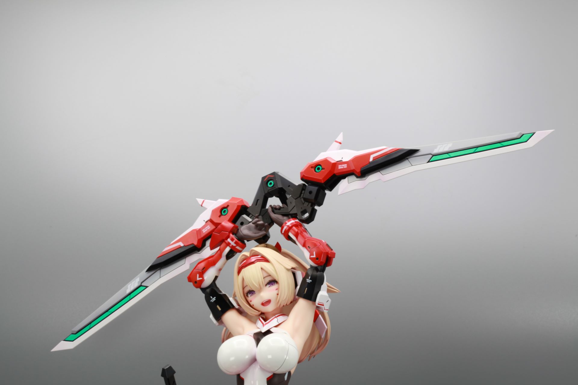 武装パーツの弓 刀身にフィギュアオリジナル要素としてグリーンの帯のようなものが刻まれている
