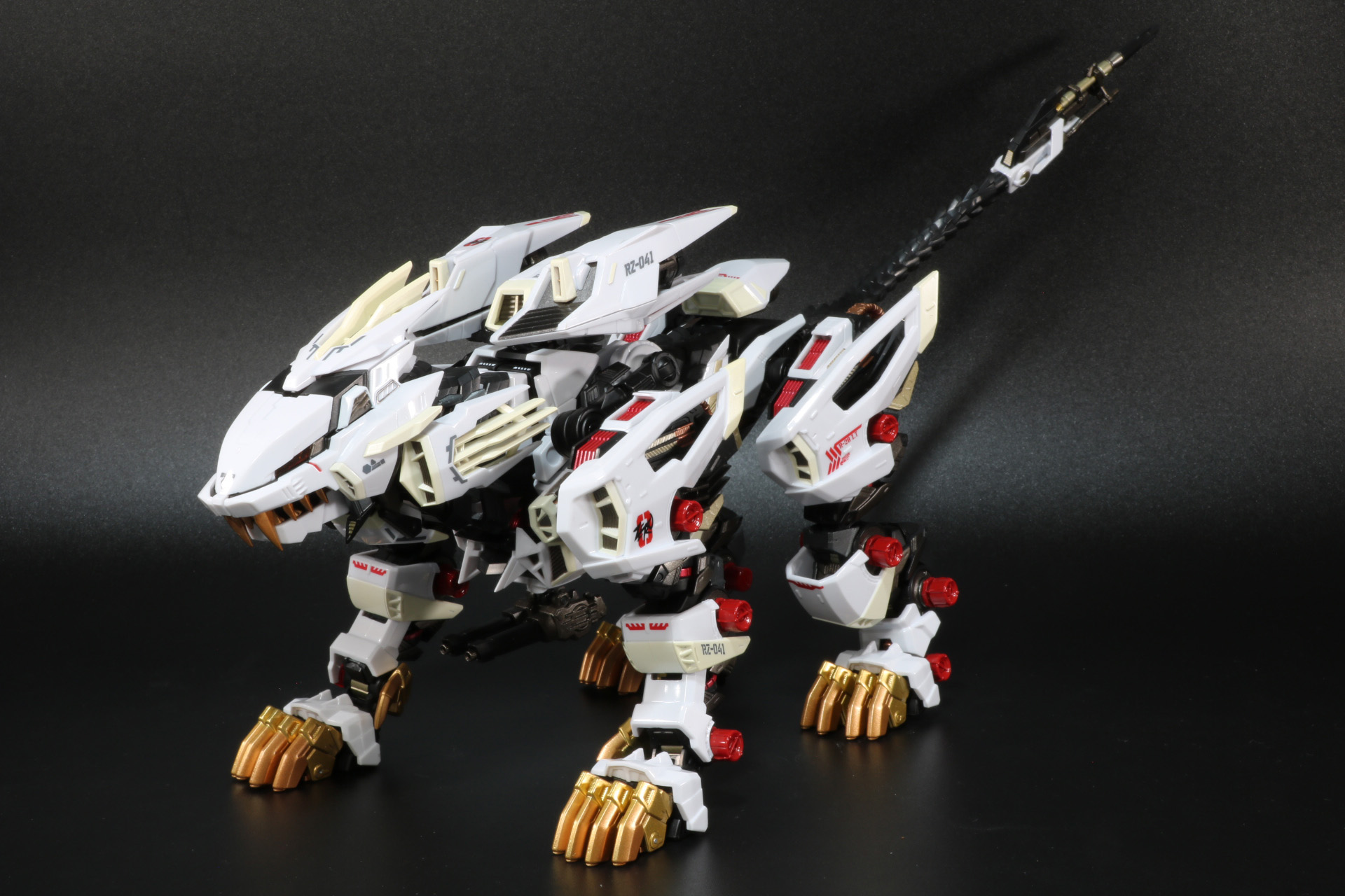 白を基調としたカラーリング変化し、ボリュームある姿に