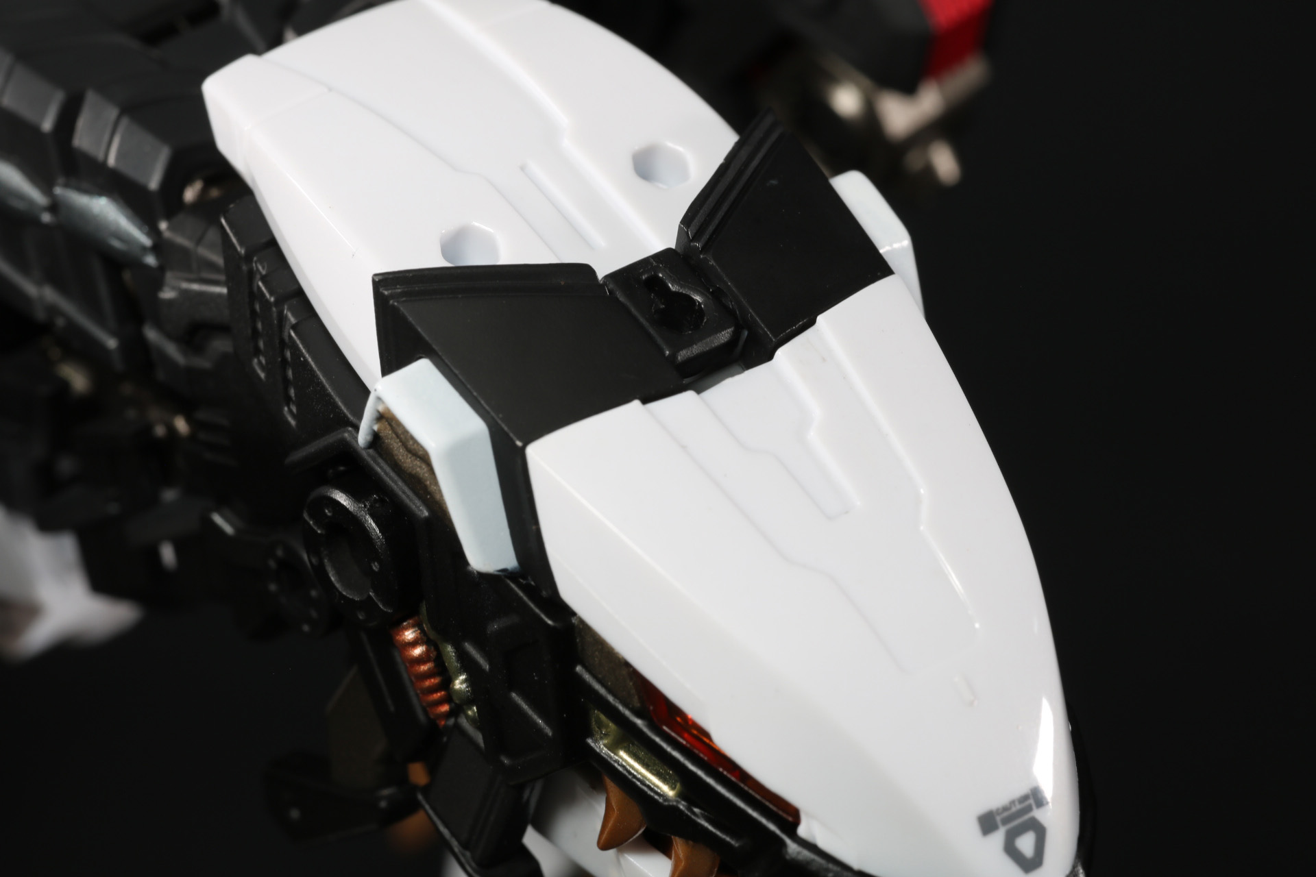 後ろのパーツを取り外し、頭部のカバーを開いて中を確認