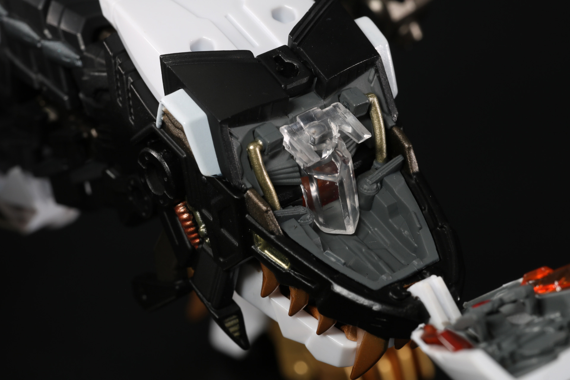 頭部のスペースに透明パーツを装着。LEDのスイッチオンにして目が光るか確認