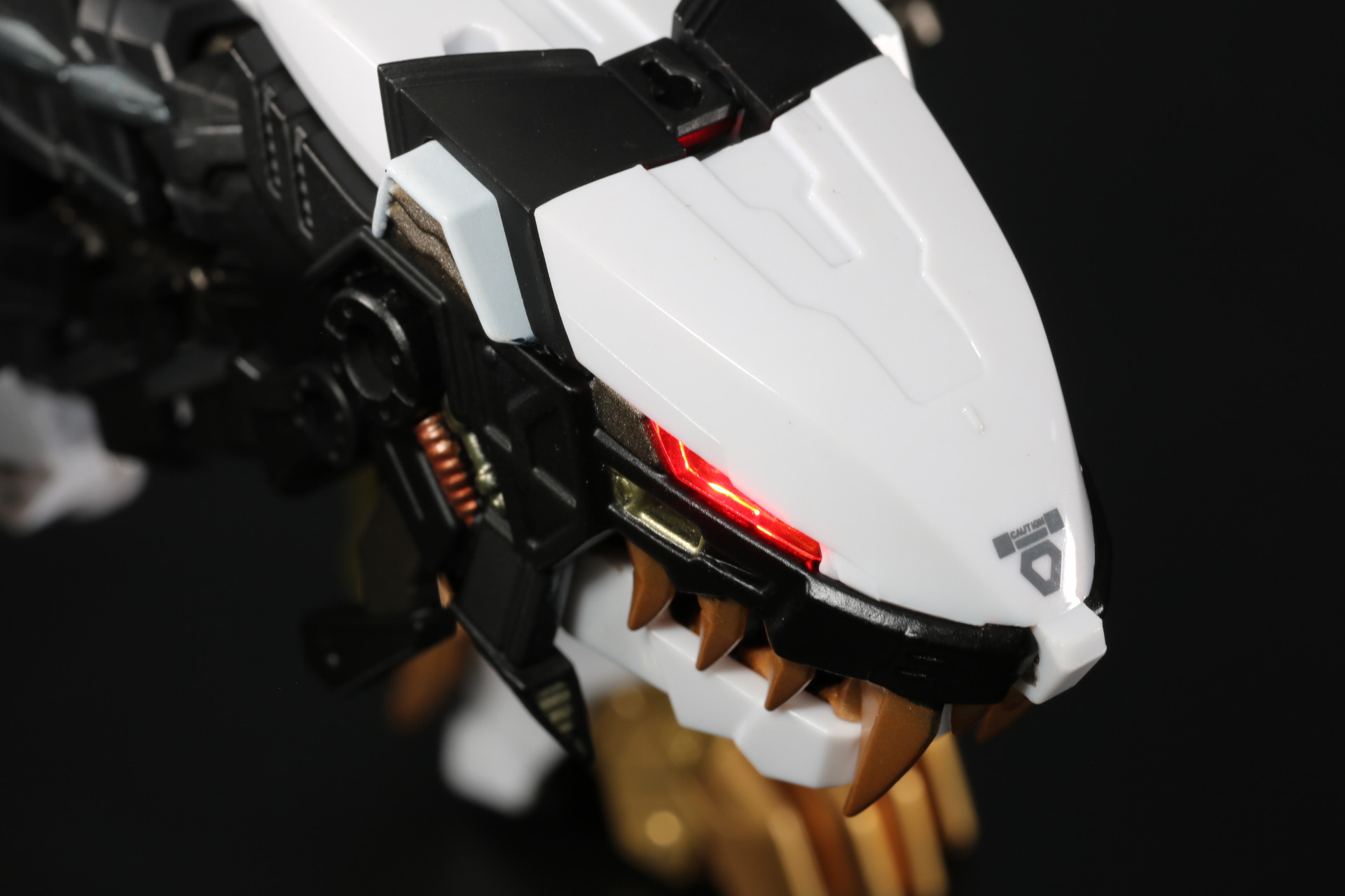 頭部のスペースに透明パーツを装着。LEDのスイッチオンにして目が光るか確認