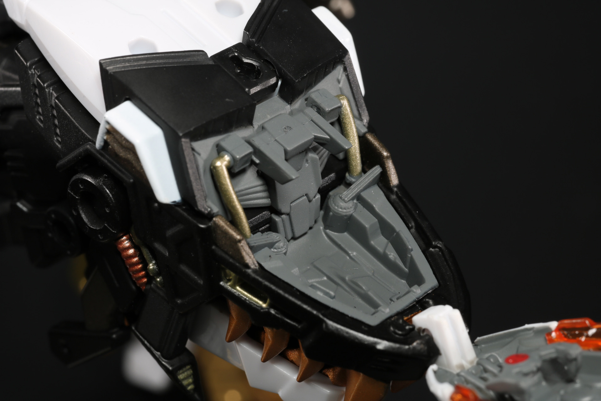 コクピットパーツとパイロットフィギュアを入れることができる