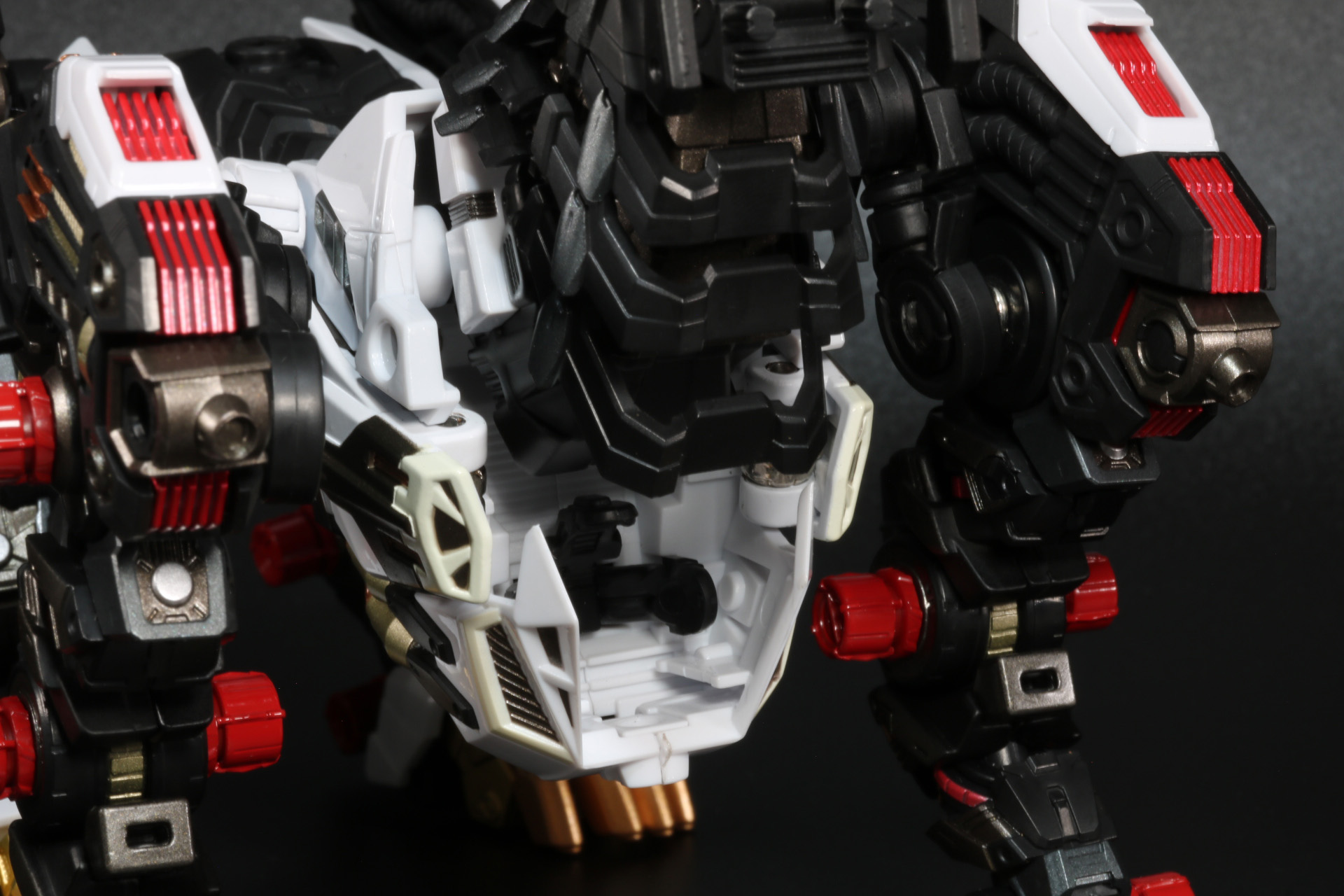 首を大きくそらして、収納スペースを出す