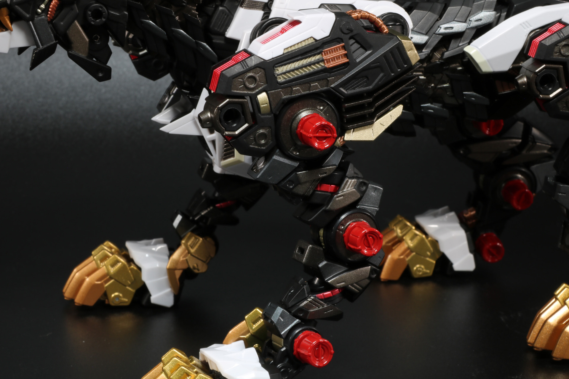 脚部の赤いCAPパーツは回転させることができる。カラーリングも黒一色ではなく、ガンメタルなどメリハリのあるものとなっている