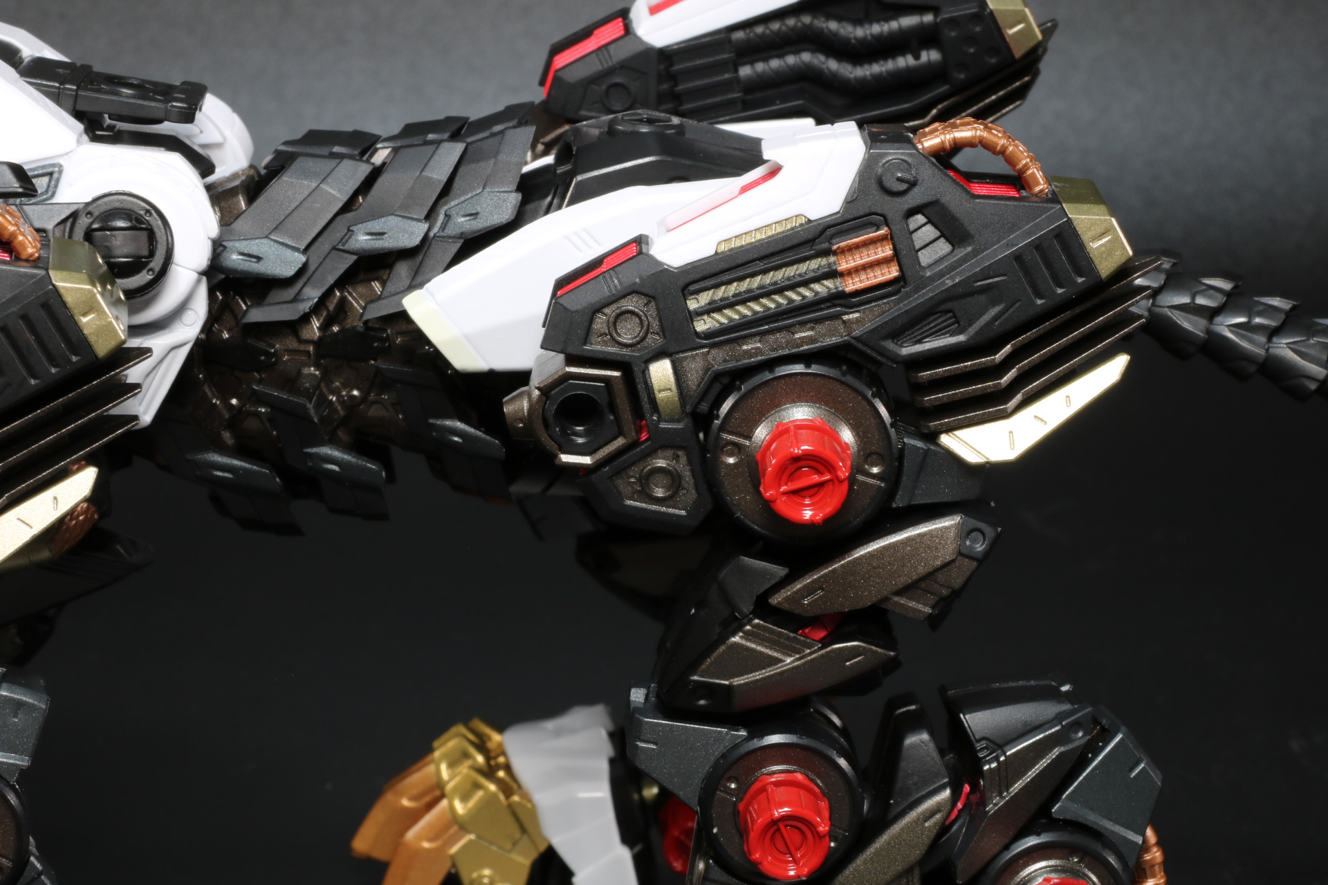 塗装も細かく色分けされ、造形と合わせて重厚感溢れるものに