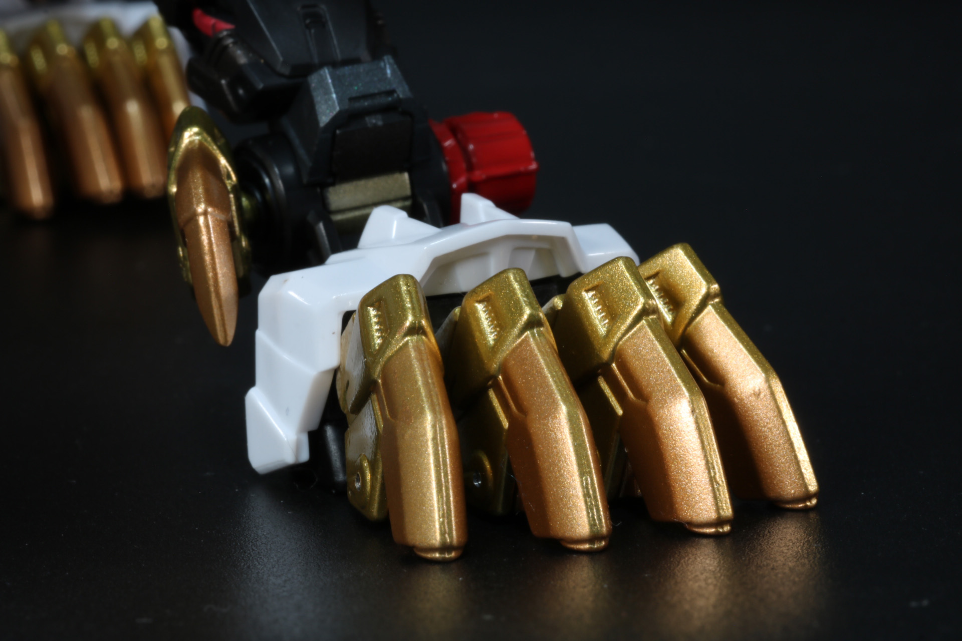 爪のゴールドも2色で表現されており、爪の間を開くことができる