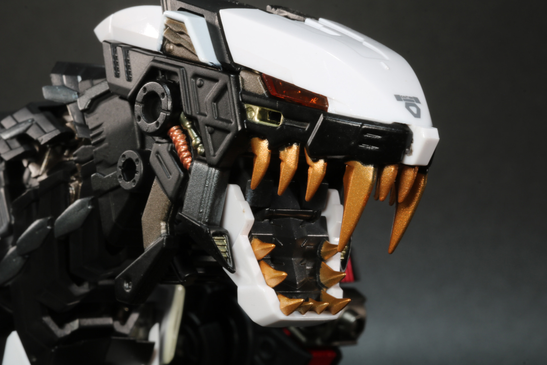 口は大きく開き、鋭い牙をむける