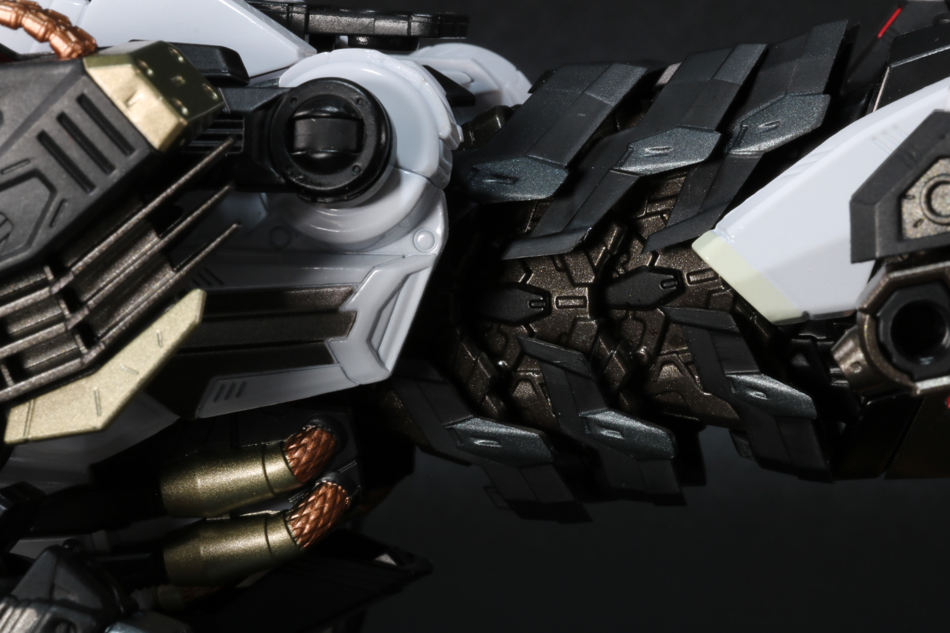 胴体部分も重厚感ある仕上がりに、生態的な蛇腹構造がうかがえる