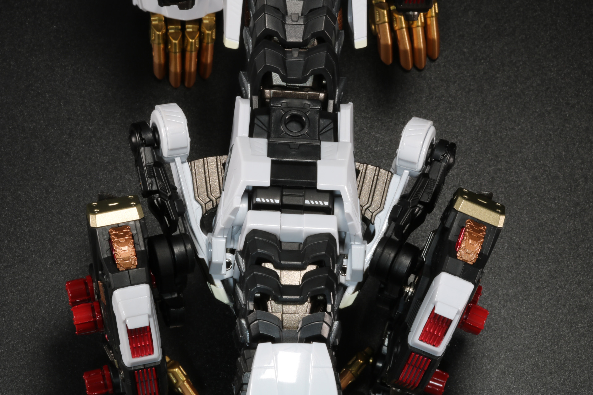 肩には引き出し機構が備わっており、引きだしたメカ描写もしっかり作り込まれている