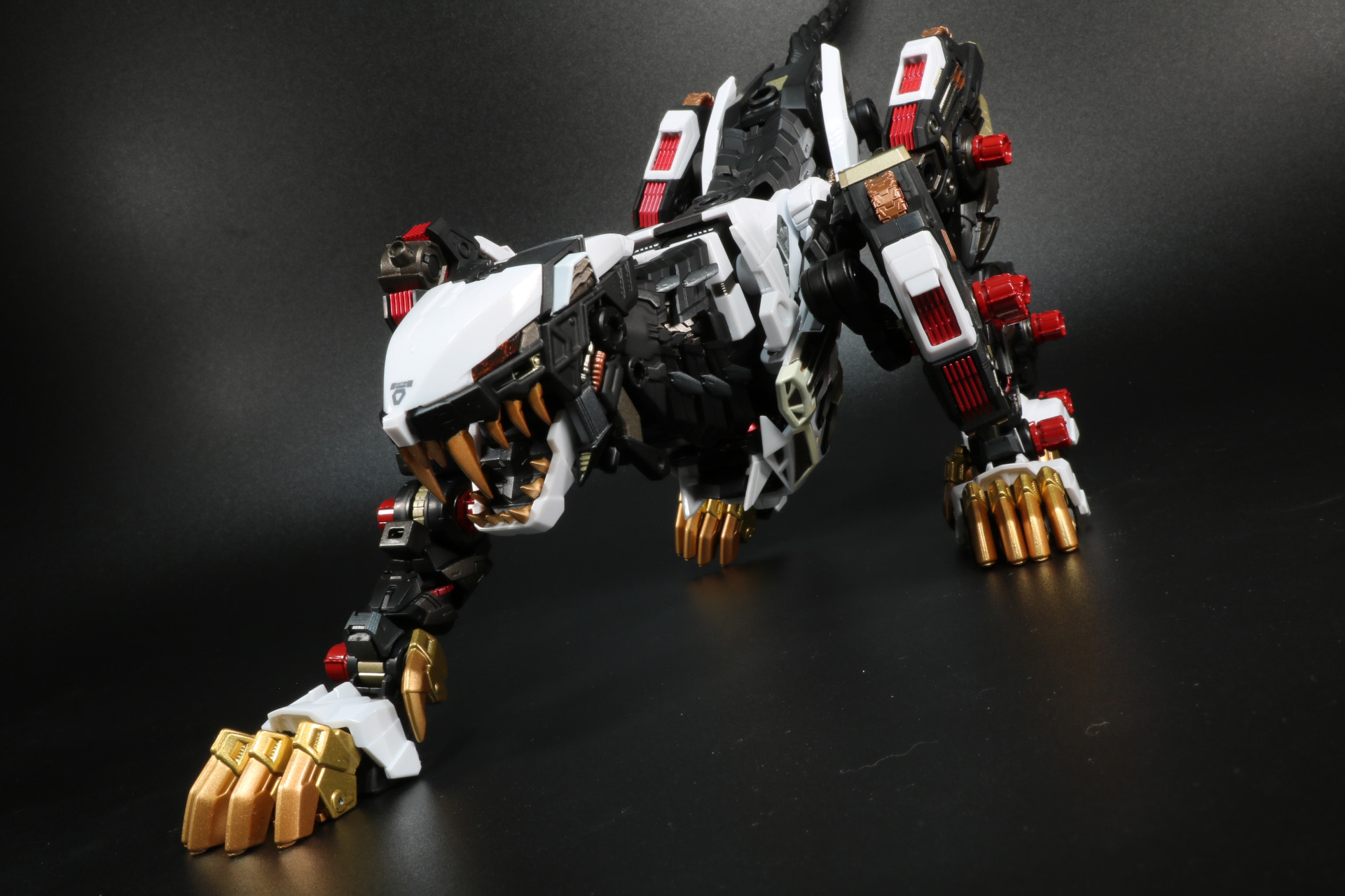 頭を低くして臨戦態勢