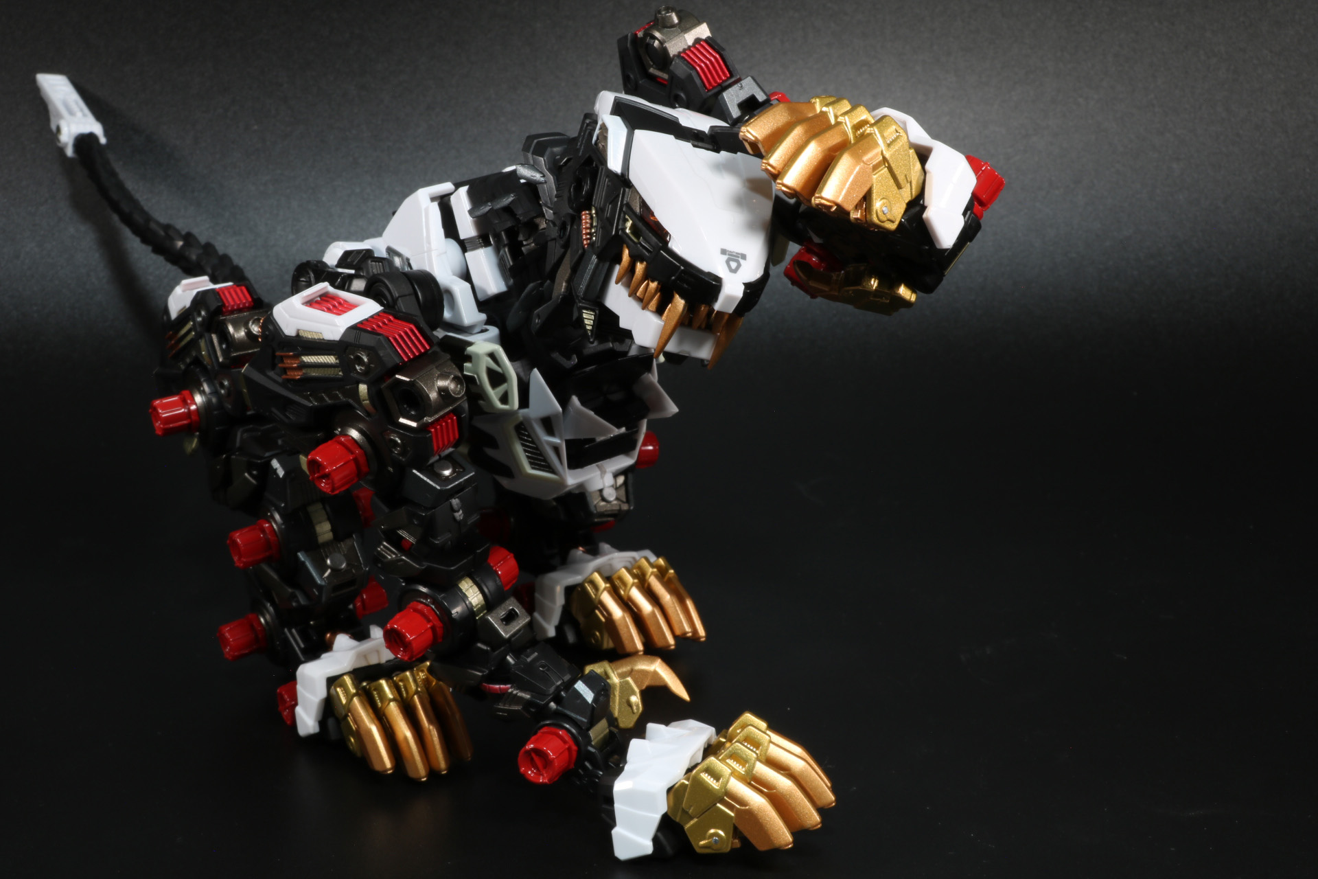 顔を洗う仕草など柔軟な可動で生物的な動きも表現できる