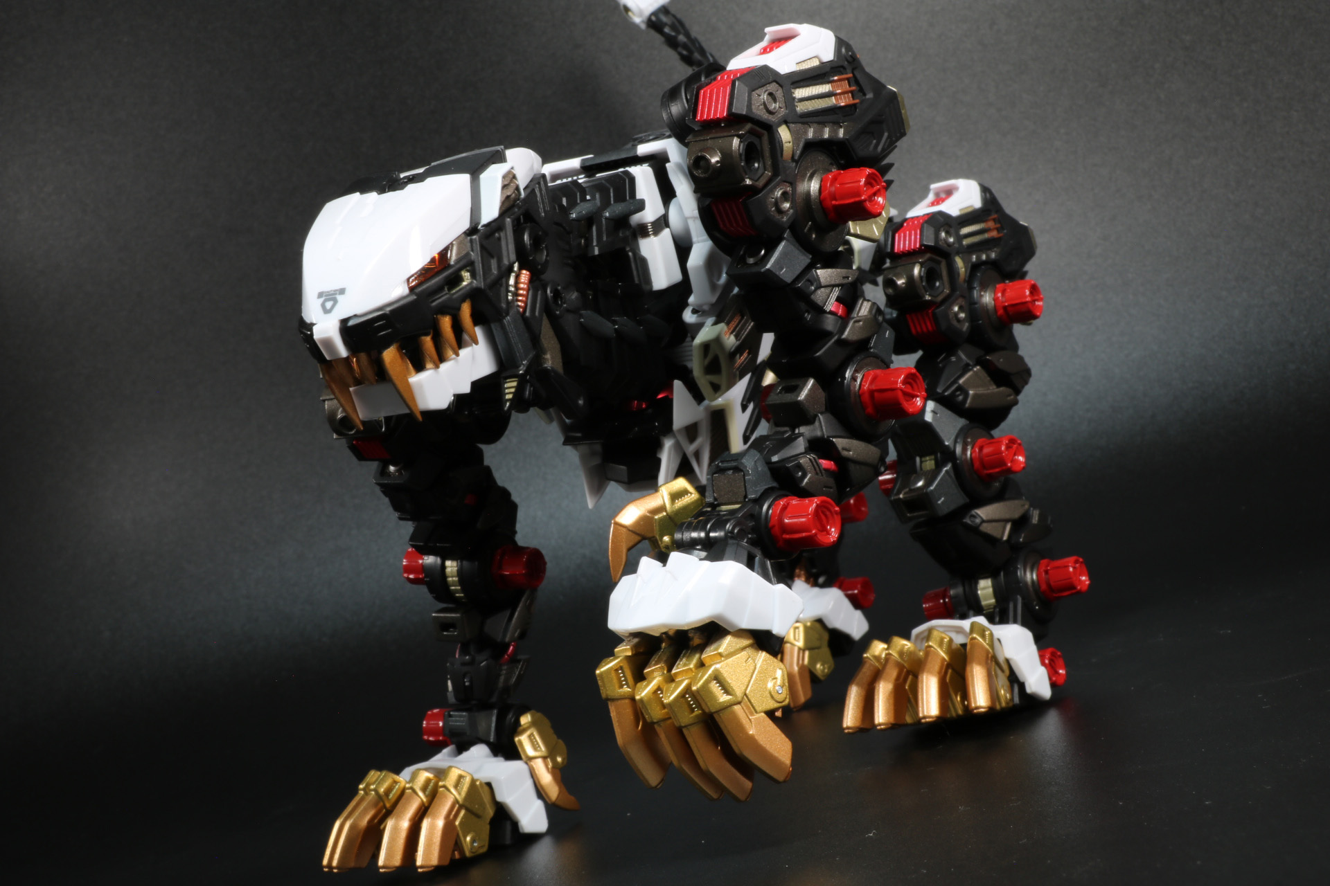 そろりそろりと足音を消して、獲物に近づくような繊細な動きも