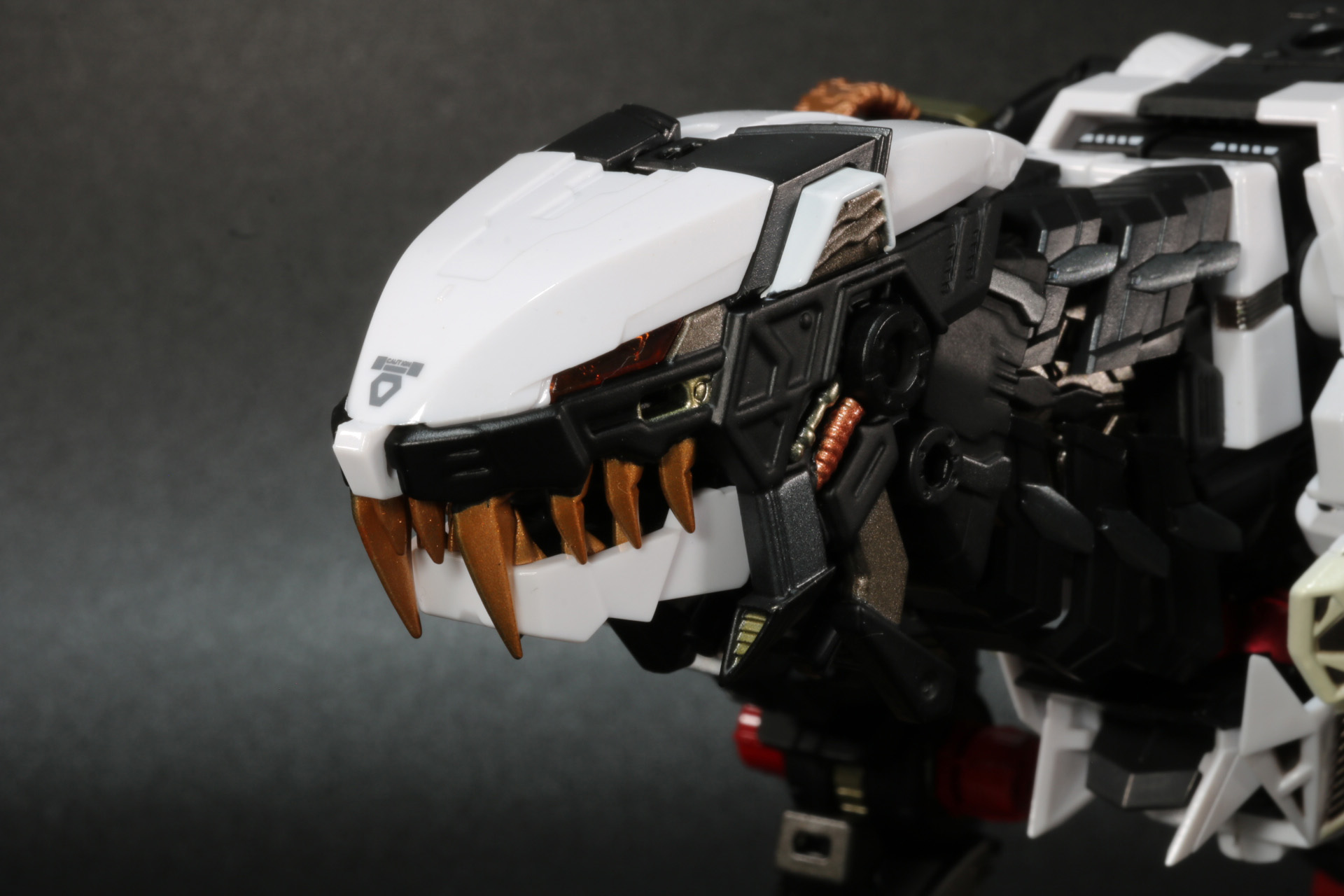 頭部アーマーを付けることで、たてがみらしい造形があらわれる