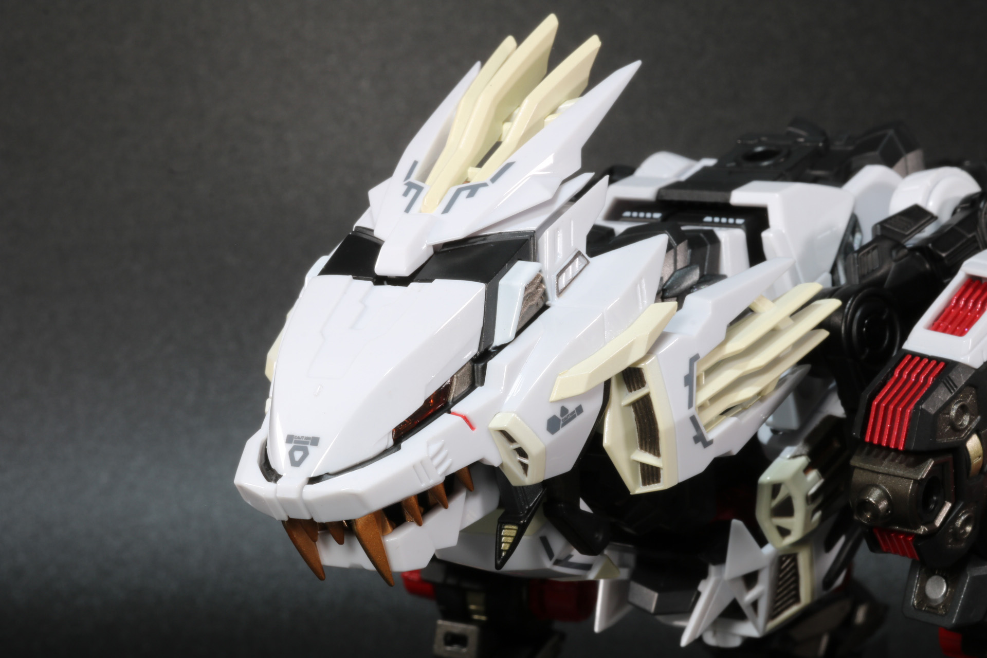 頭部アーマーを付けることで、たてがみらしい造形があらわれる