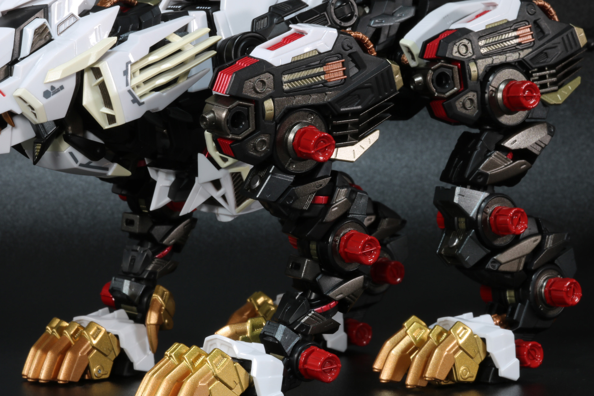 前脚の肩と前面にアーマーを装着