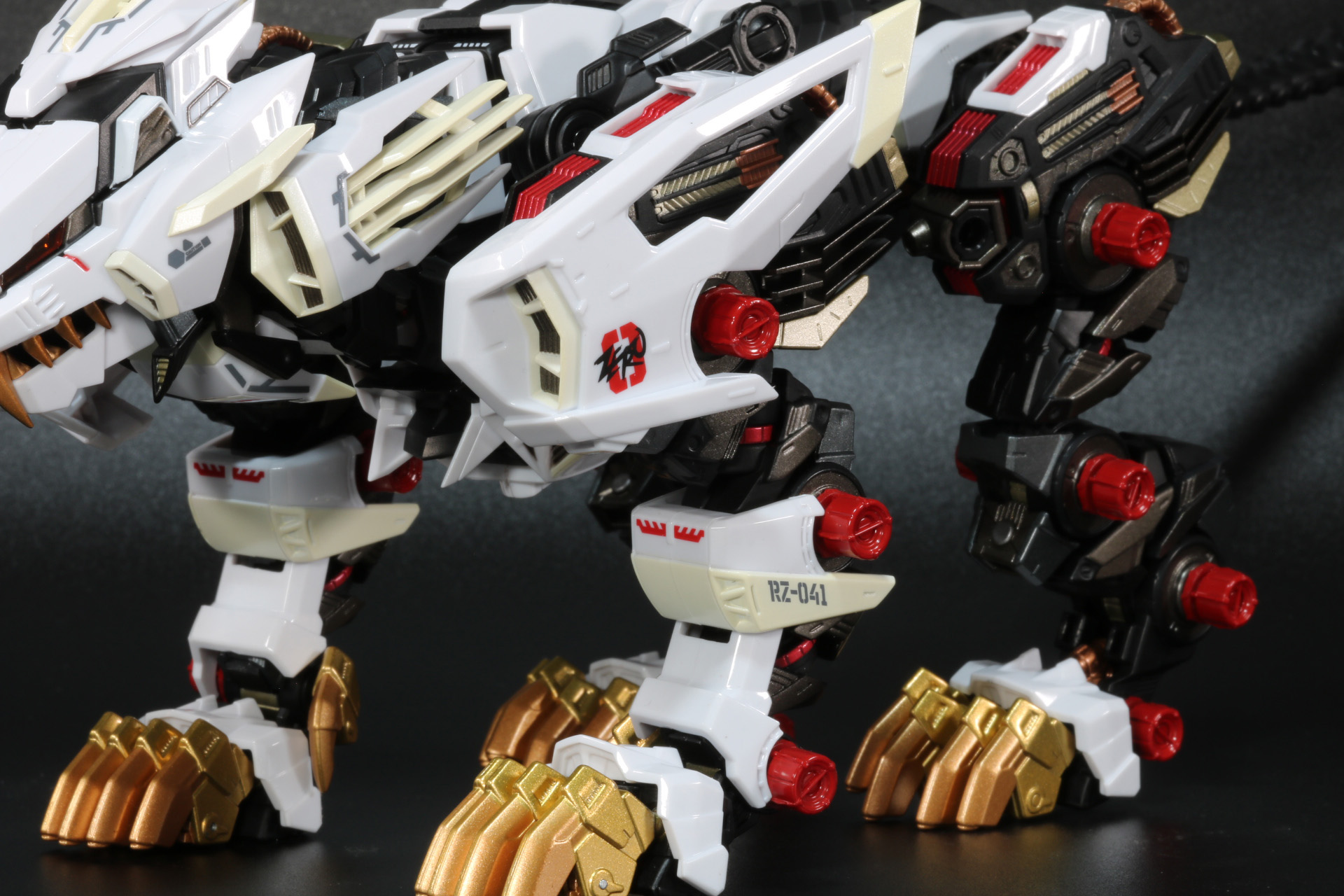 前脚の肩と前面にアーマーを装着