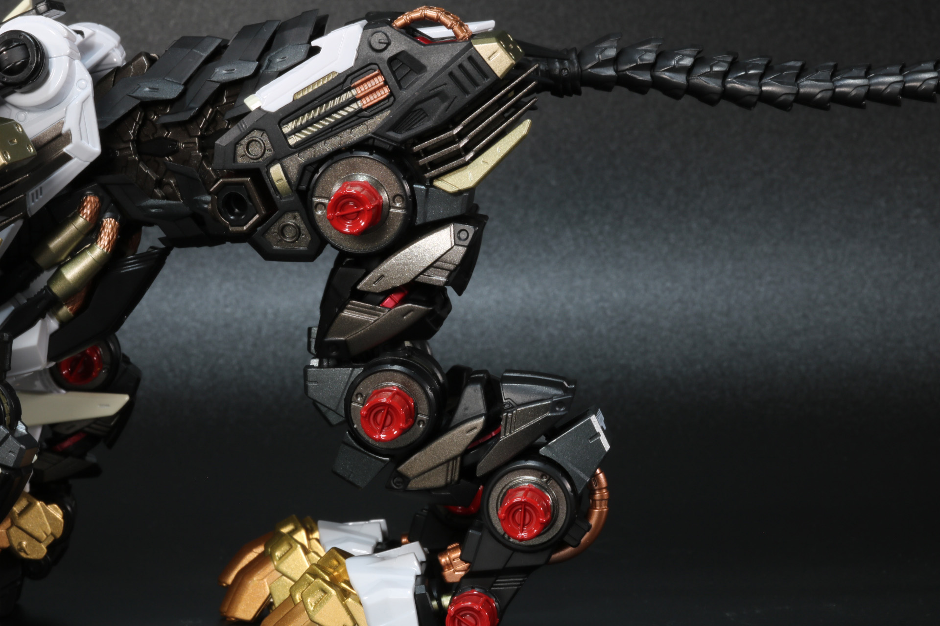 後脚にもアーマーを装着