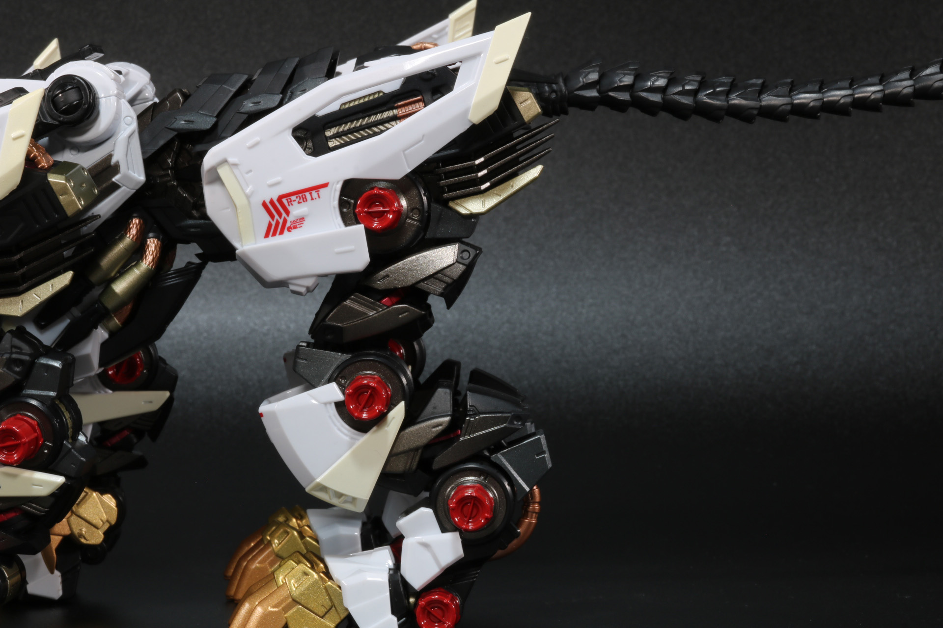 後脚にもアーマーを装着