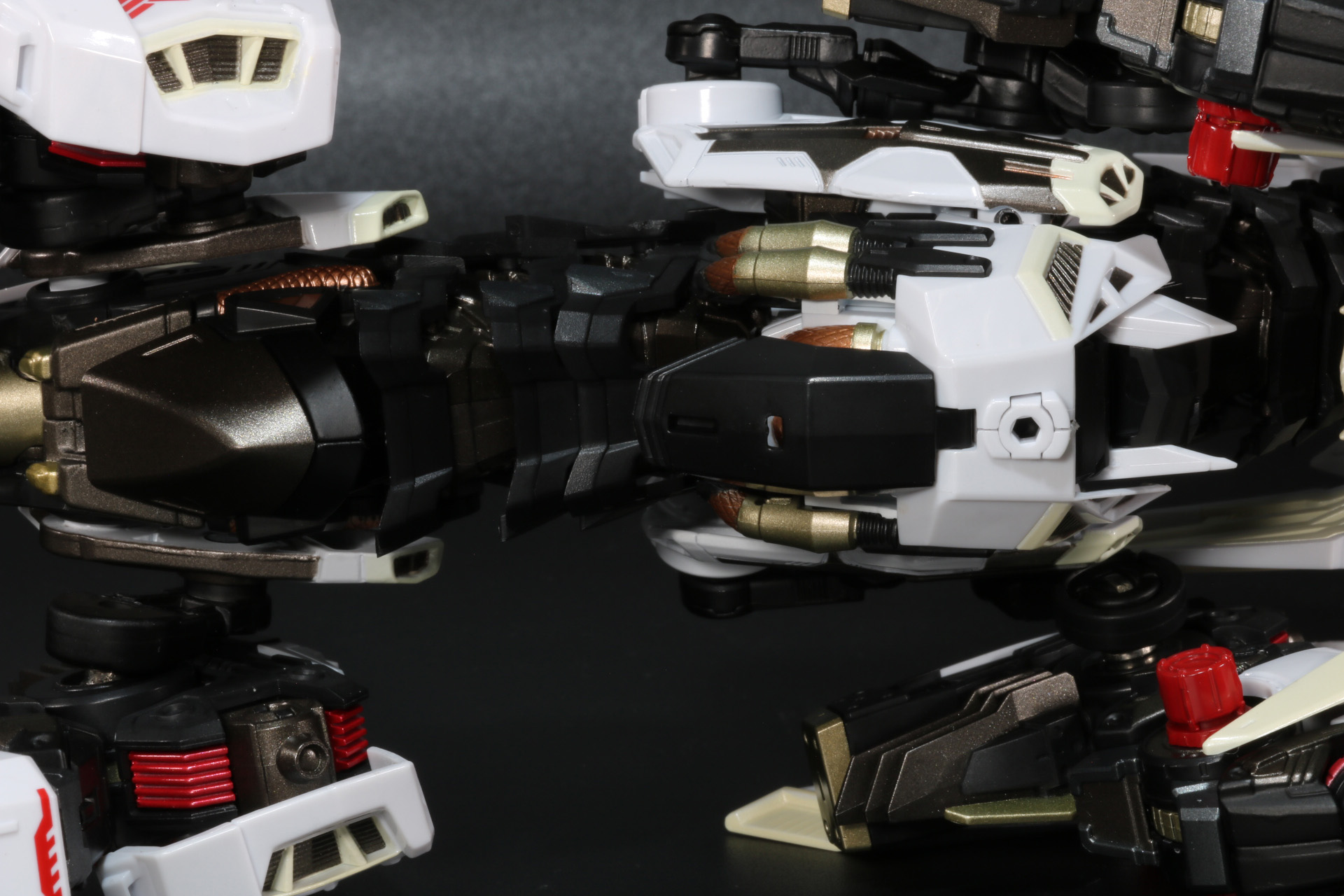 内側にダウンフォーススタビライザーを装着。脚部の位置の調整、接続軸の角度調整と注意が必要