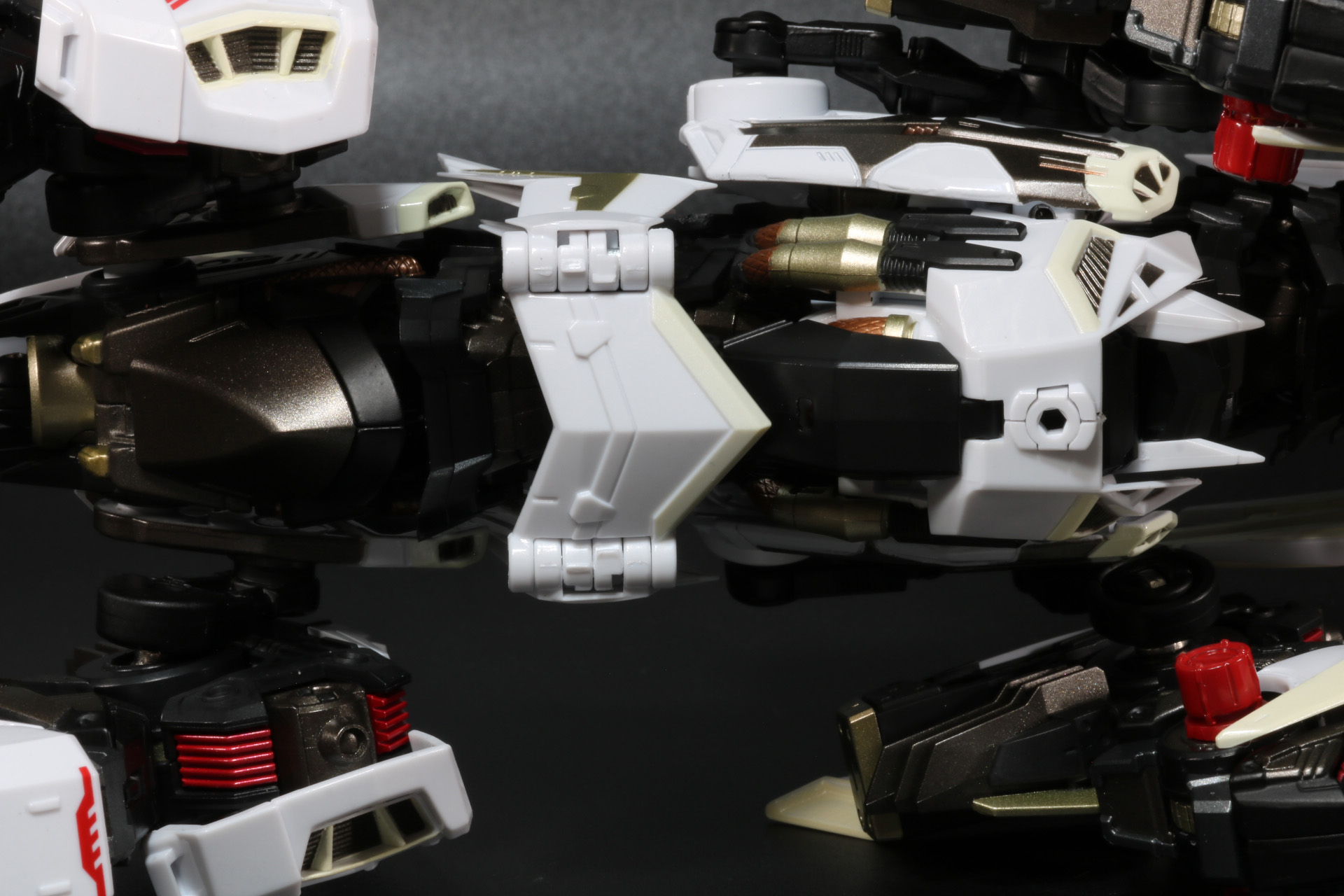 内側にダウンフォーススタビライザーを装着。脚部の位置の調整、接続軸の角度調整と注意が必要