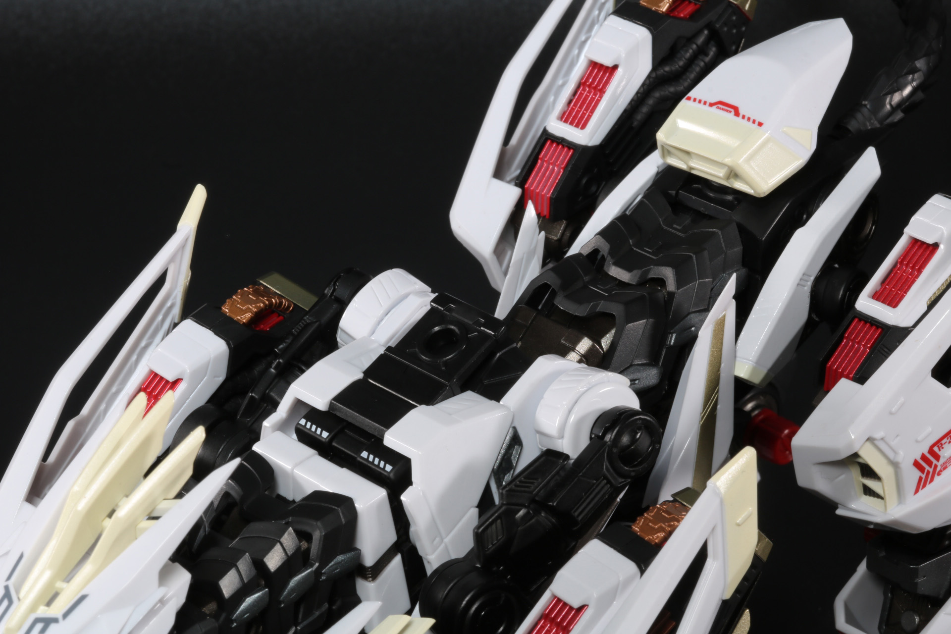 背中には特徴的なイオンターボブースターを装着