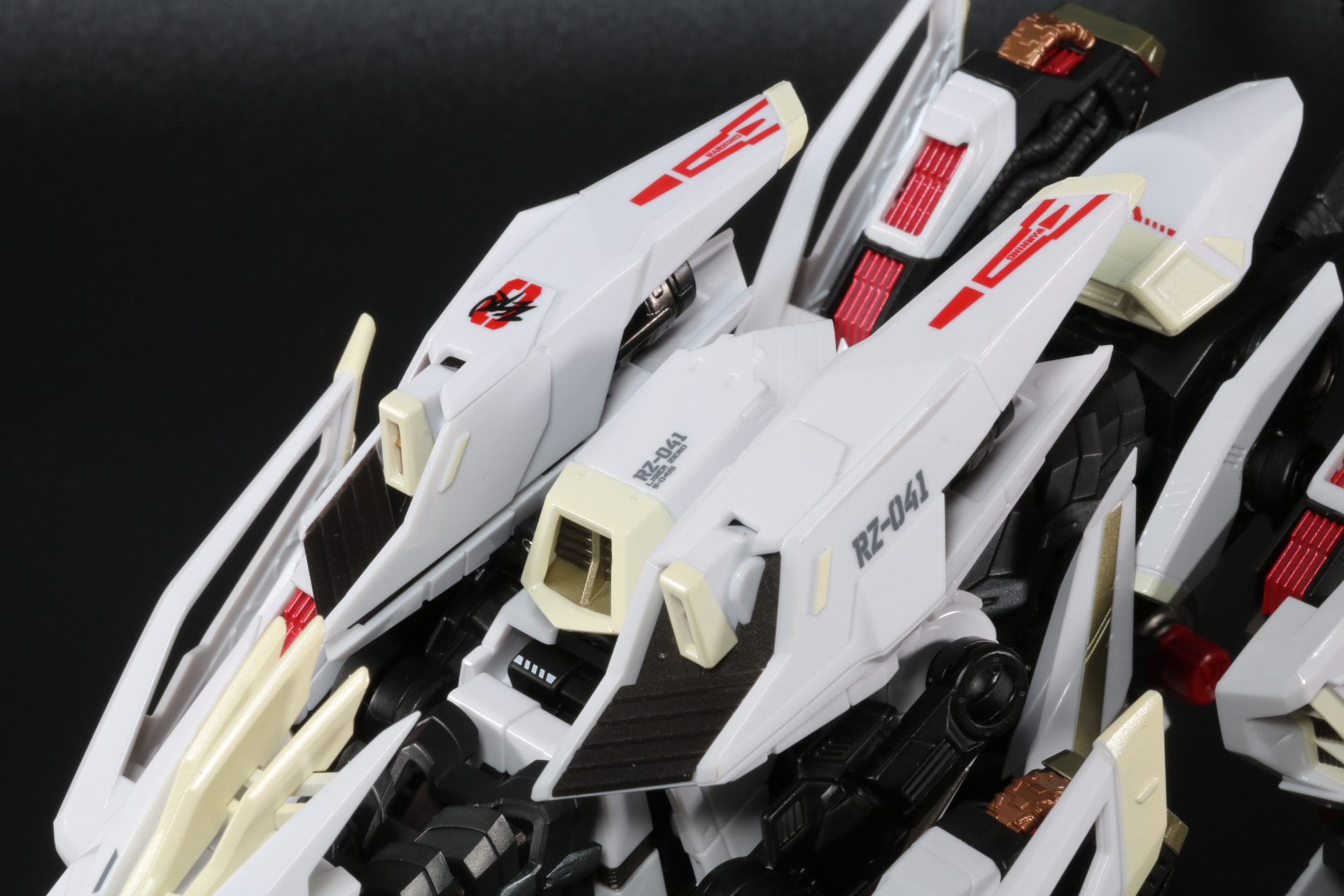 背中には特徴的なイオンターボブースターを装着