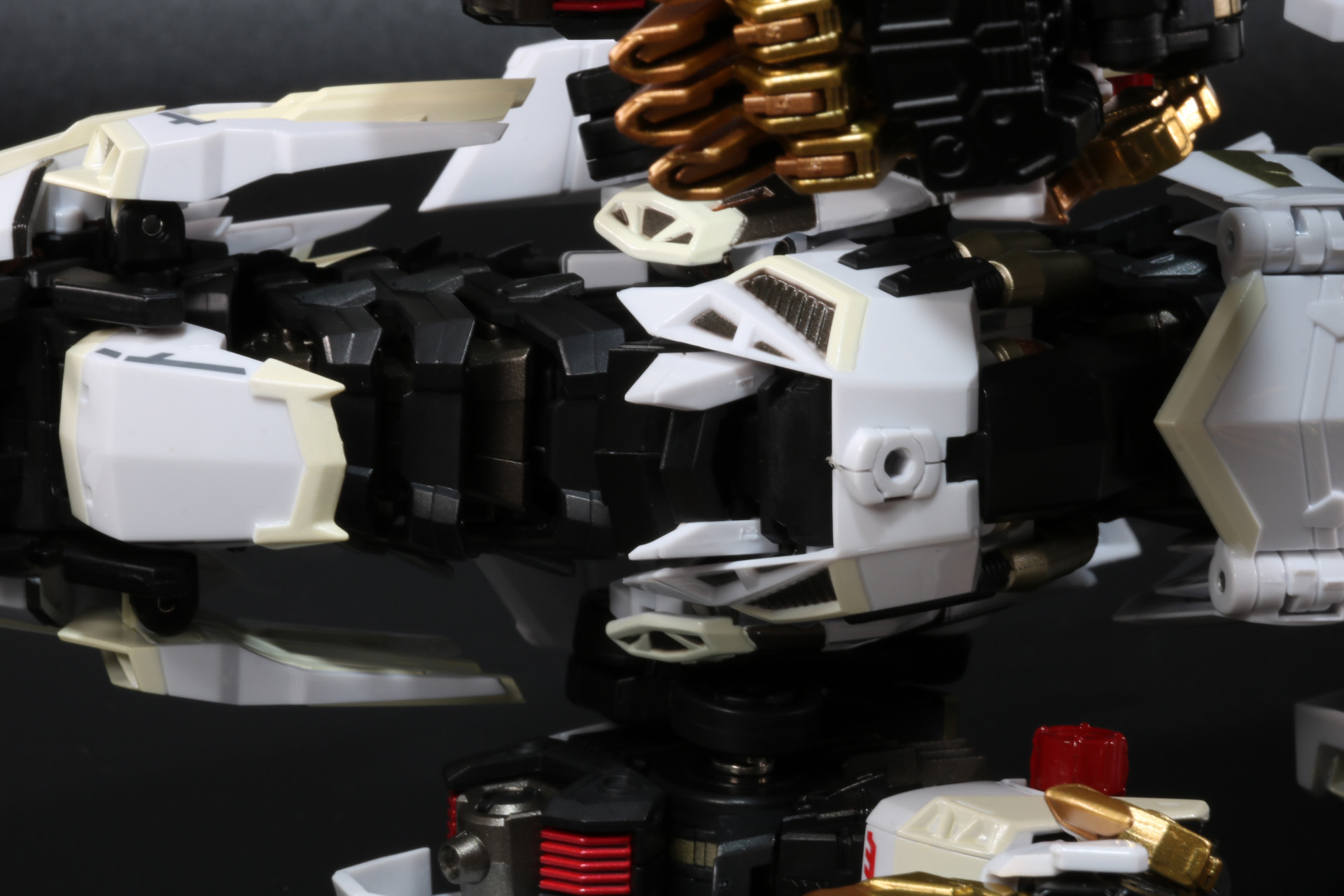 胸のショックカノンを装着