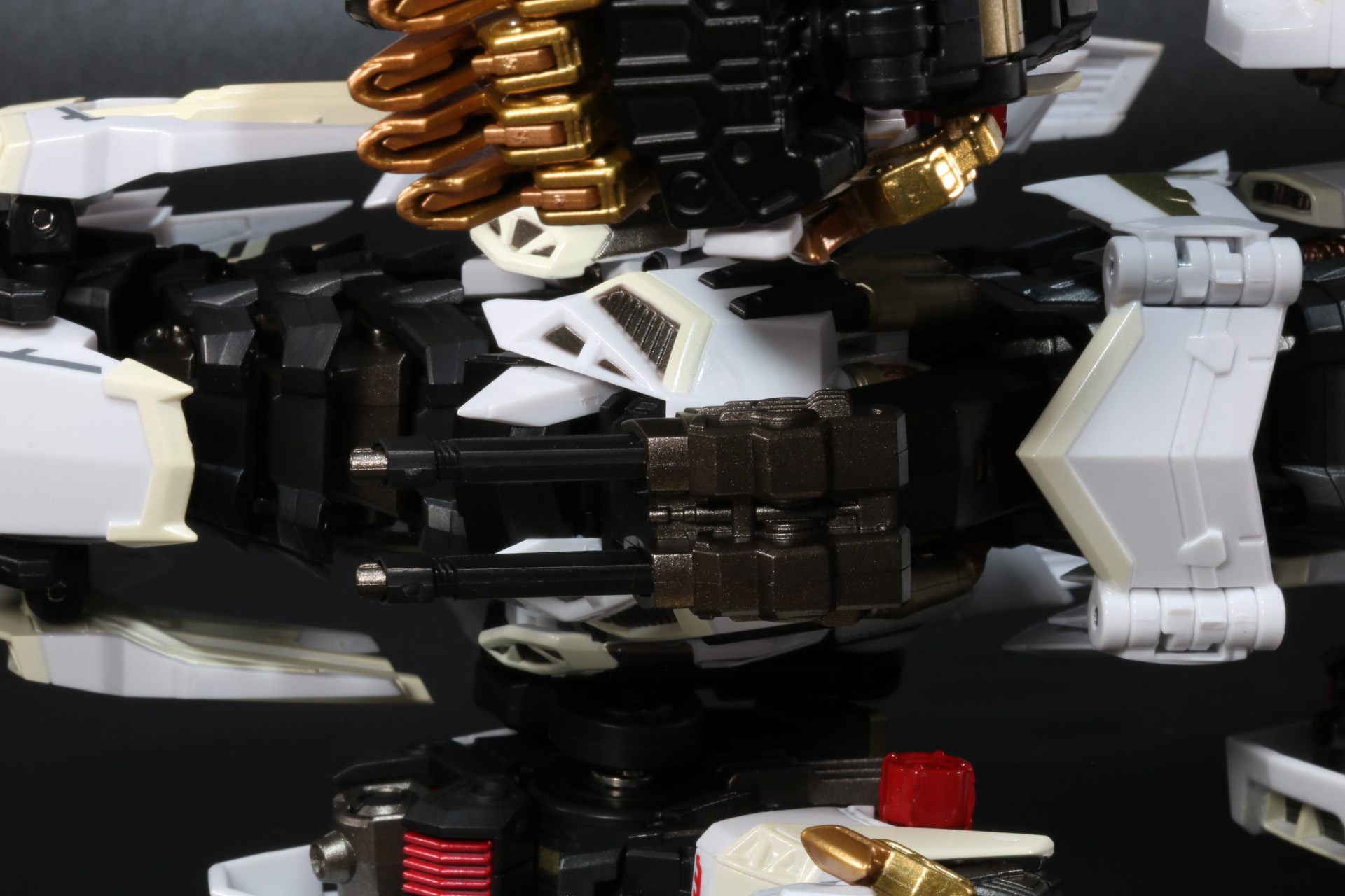 胸のショックカノンを装着