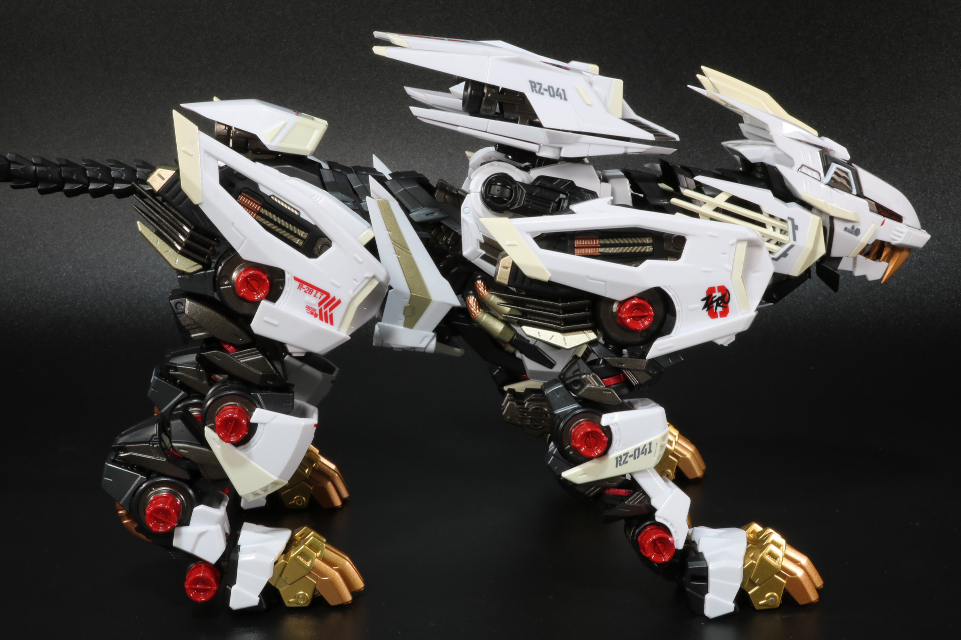 横から見た姿も大きなアーマーで印象が変化