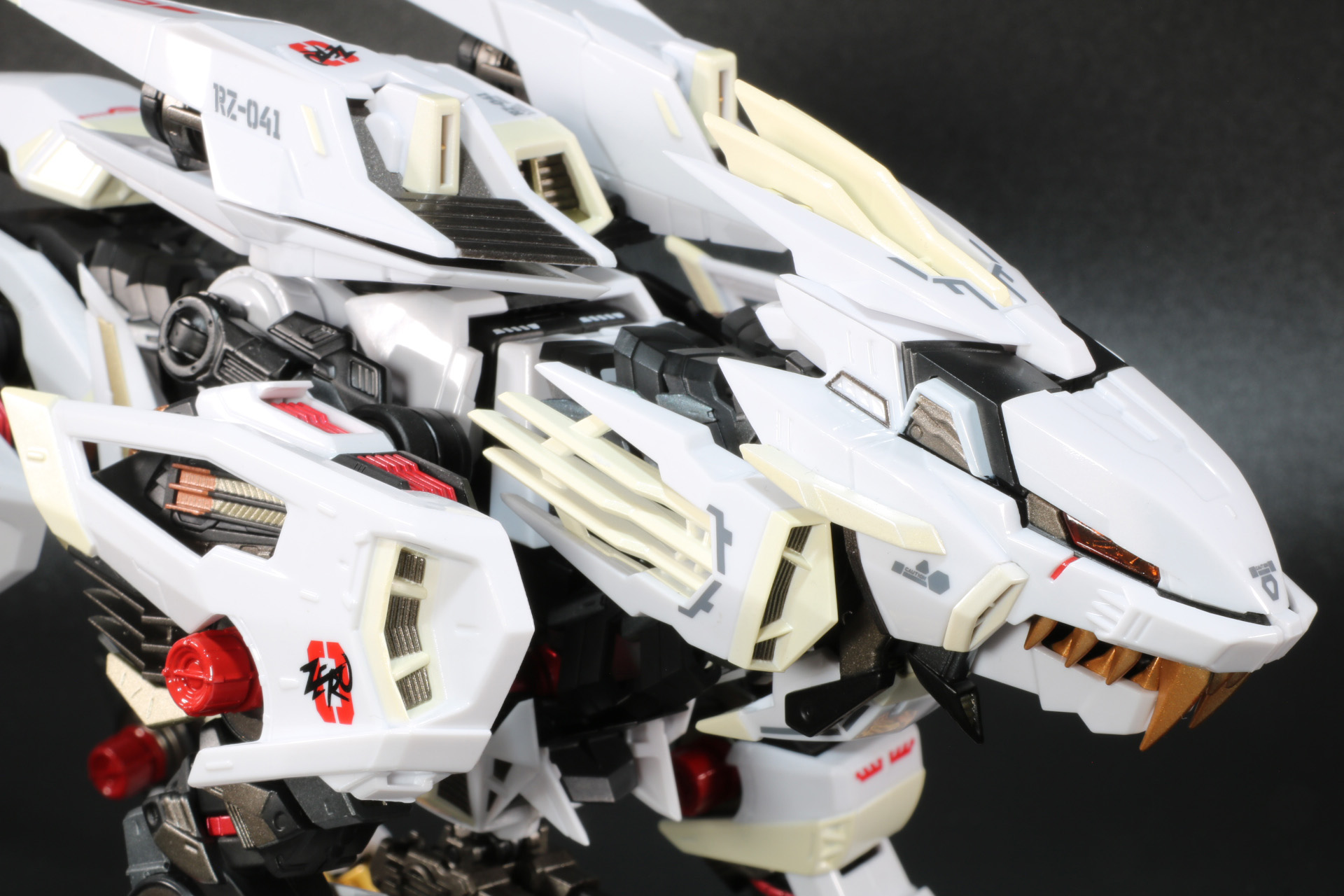 たてがみ型のアーマーで雄々しい雰囲気。さらに細かなマーキングで情報量も増加