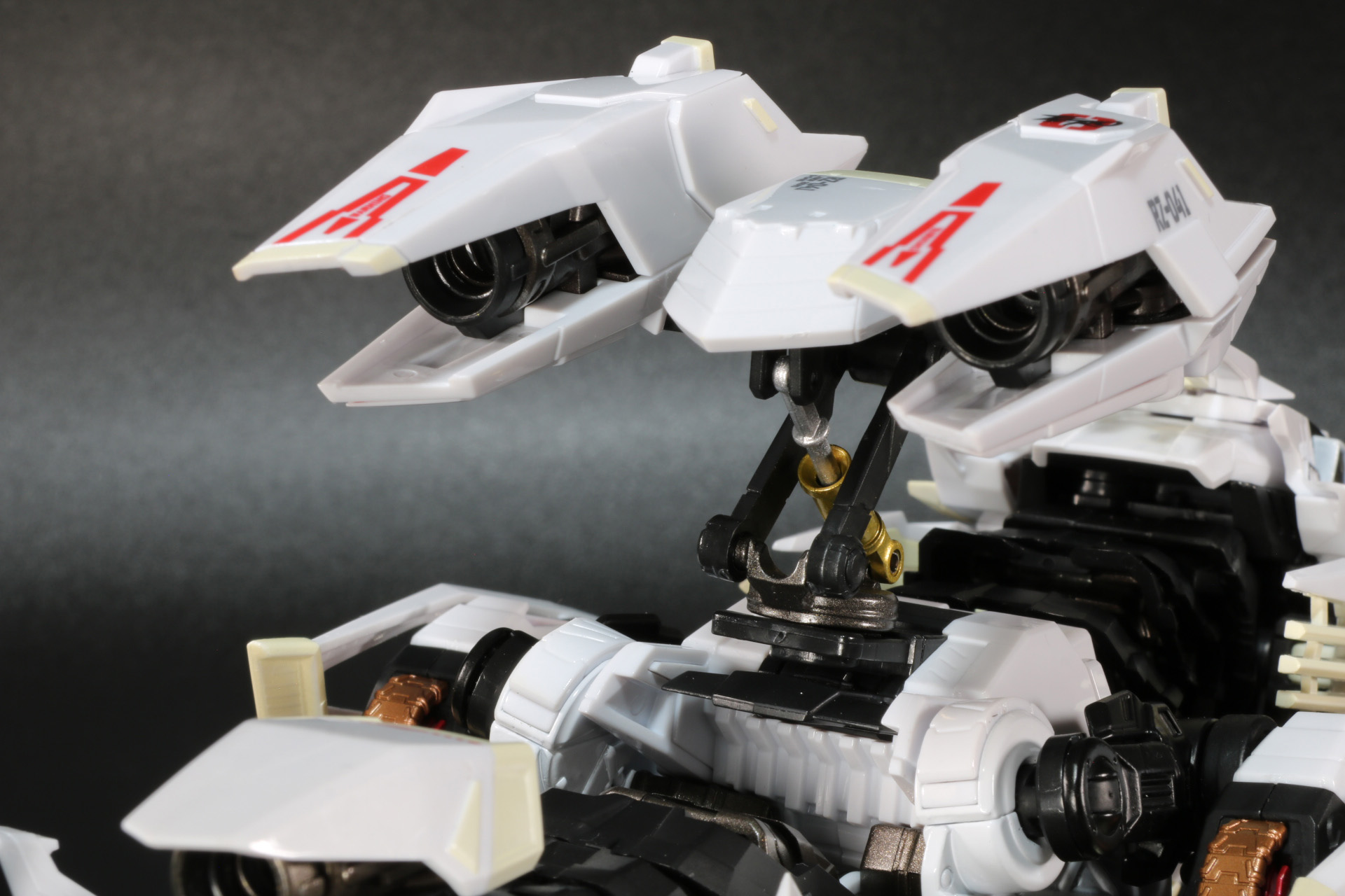 アームでブースタを上げることができ、内部のシリンダー伸縮も表現されている