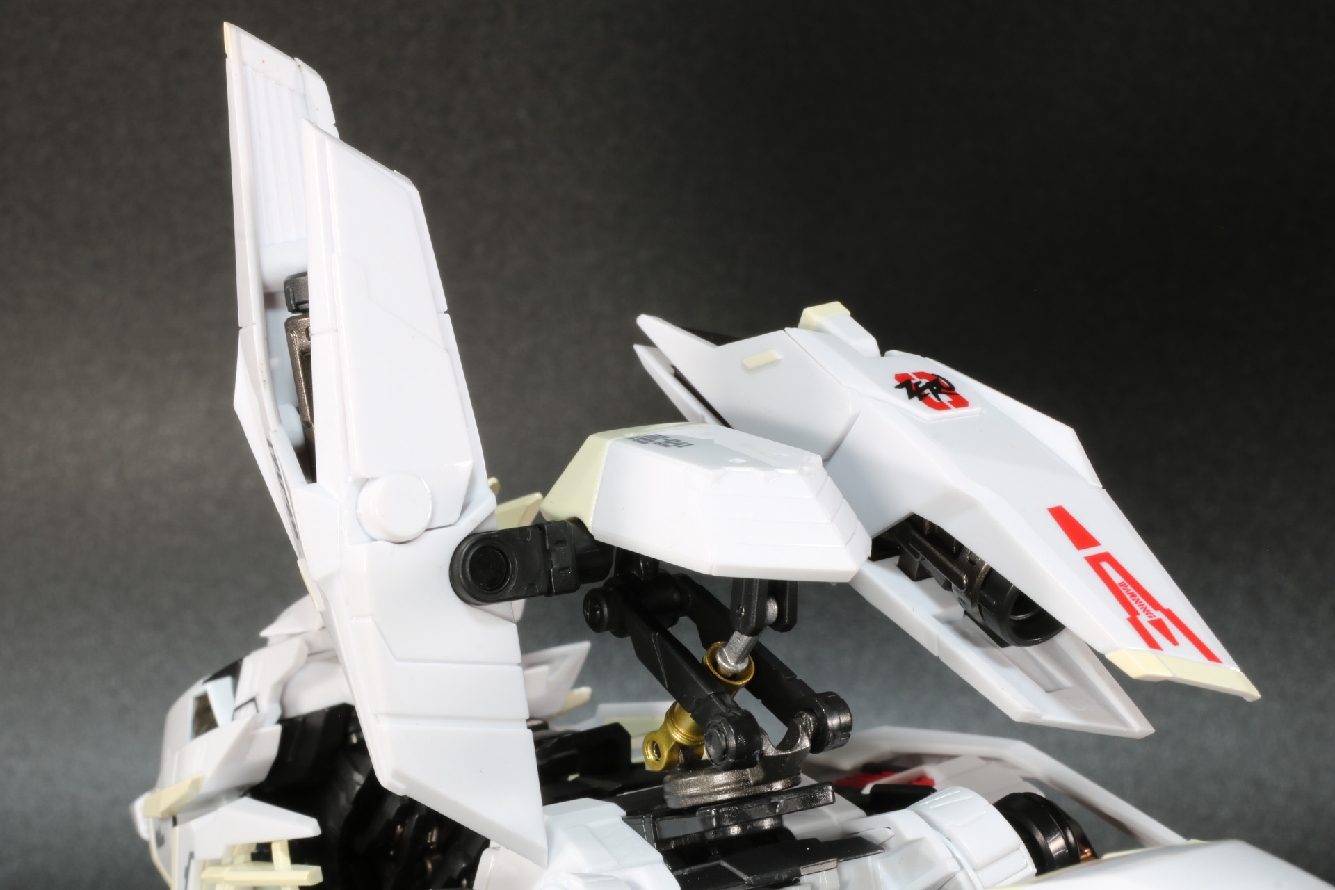 アームでブースタを上げることができ、内部のシリンダー伸縮も表現されている