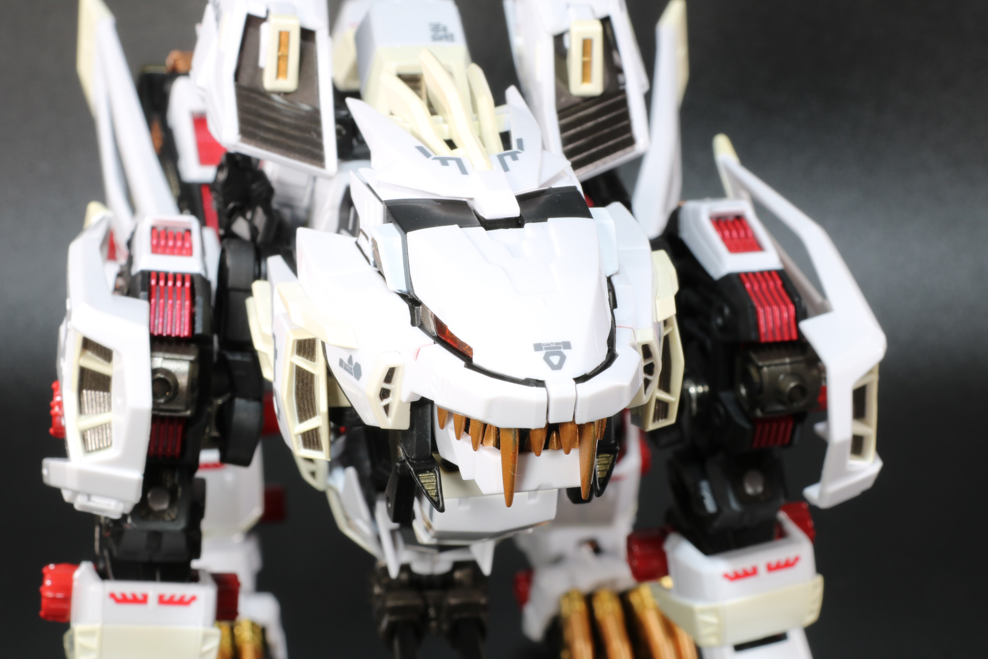 上下左右のアーマーが可動し、放熱状態の展開が可能