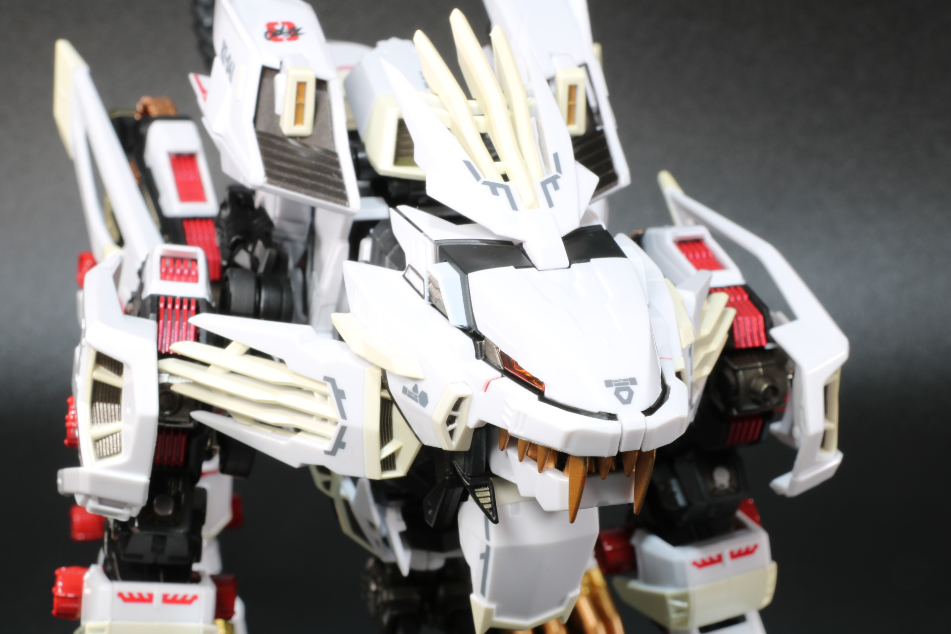 上下左右のアーマーが可動し、放熱状態の展開が可能