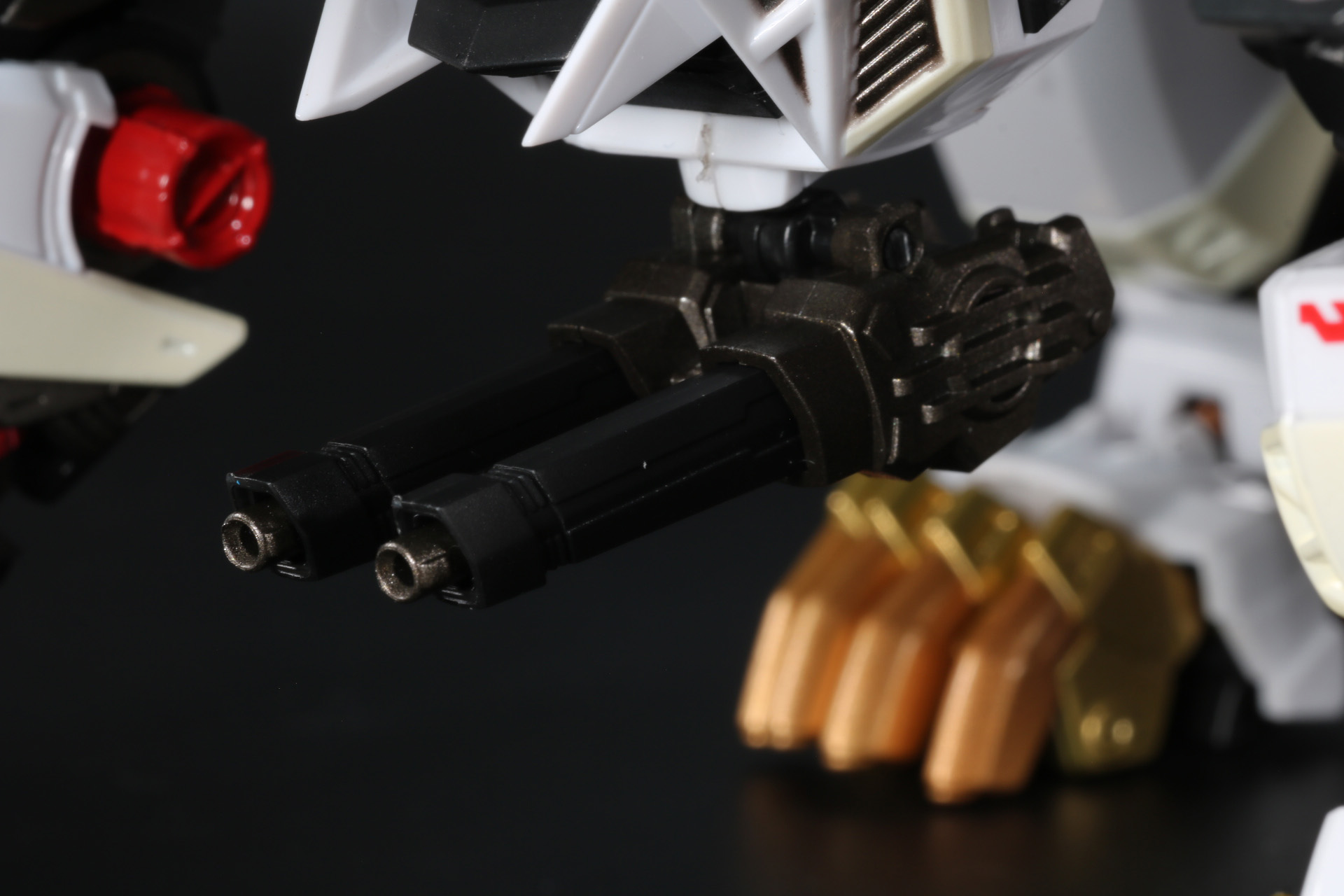 砲身外装部分が縮み、発射時のブローバック的表現が可能