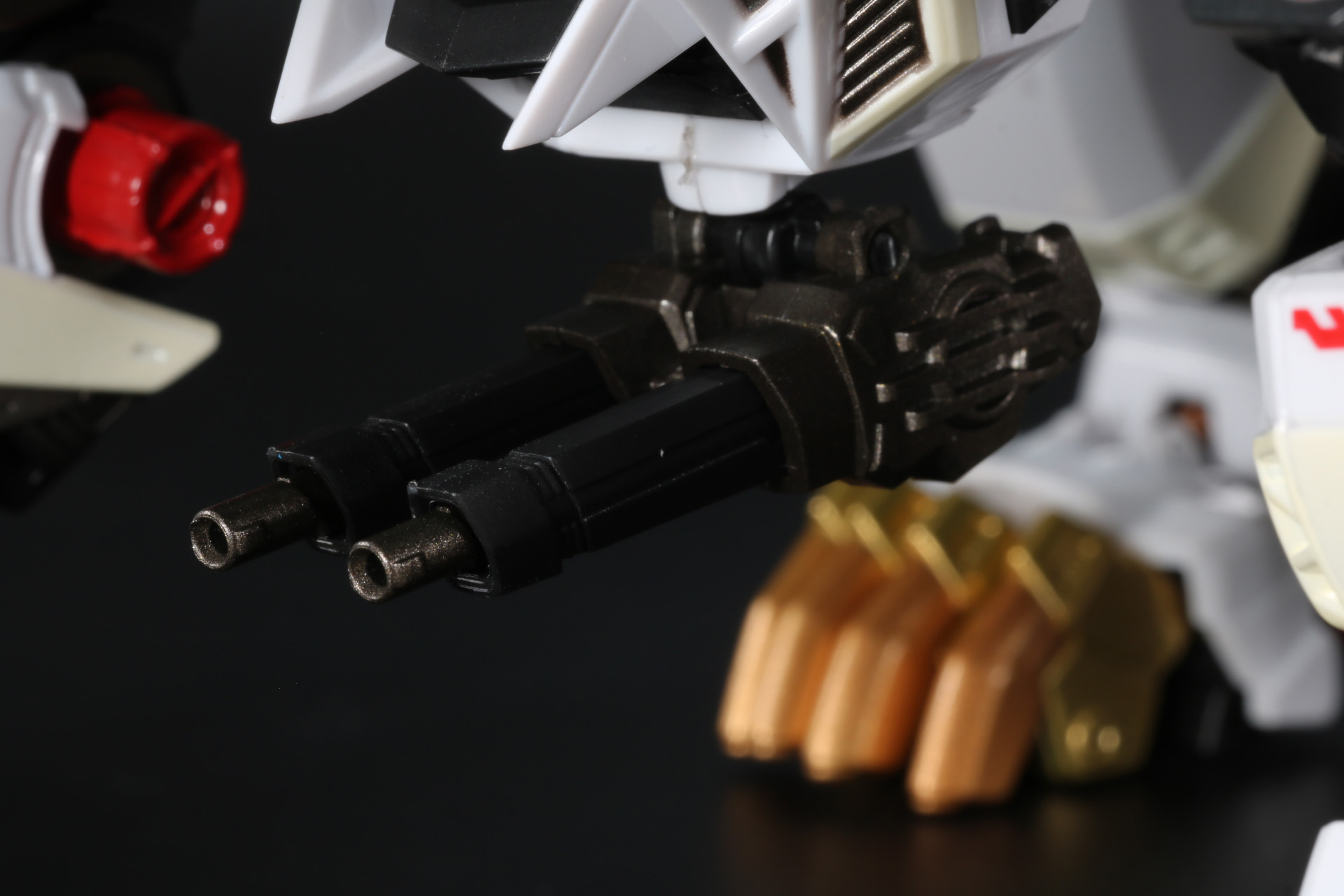 内側から鋭いツメを引き出して表現