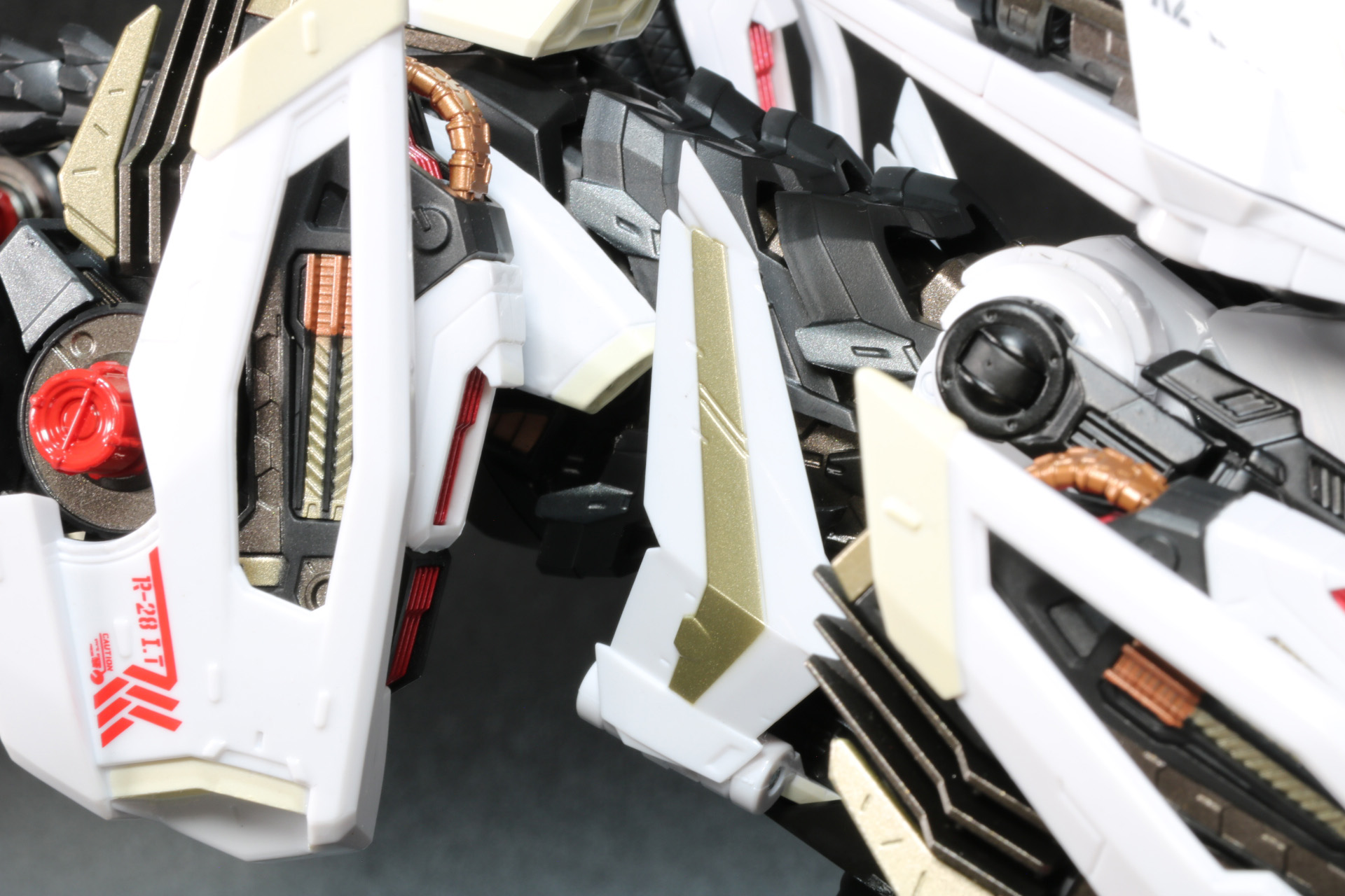 収納状態では腹部に密着するようにコンパクトに収まり、広げるとダイナミックなウイングとなる