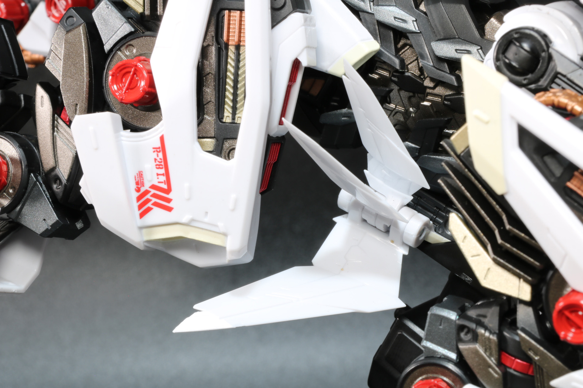 収納状態では腹部に密着するようにコンパクトに収まり、広げるとダイナミックなウイングとなる