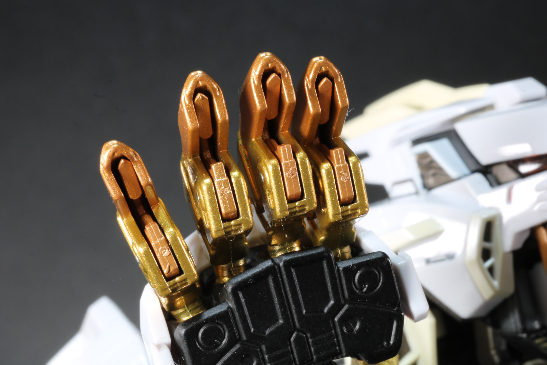 内側から鋭いツメを引き出して表現