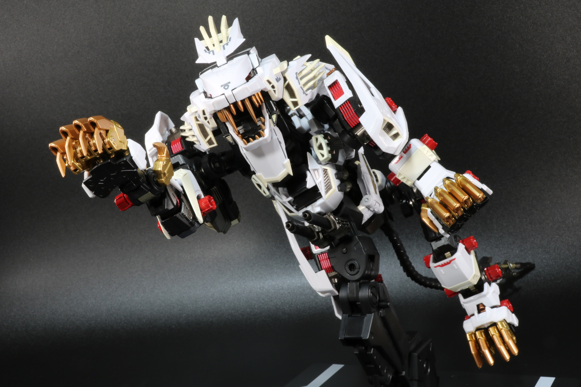 「ストライクレーザークロー」で相手をKO