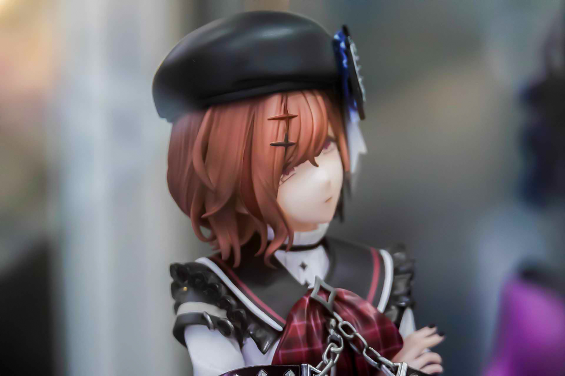 ちょっと変わった形のヘアピンを身に付けた樋口円香